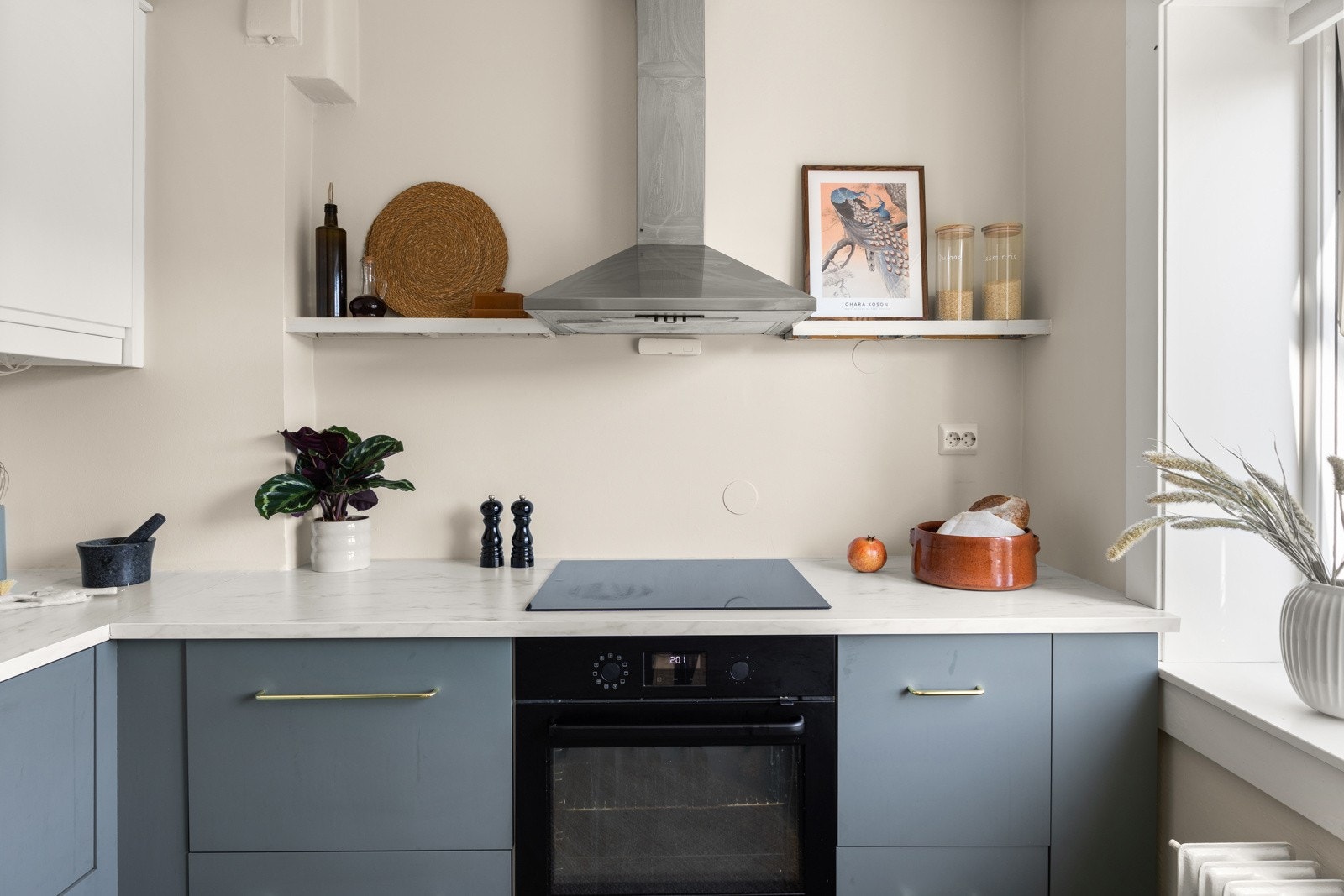 Kjøkkenet er utstyrt med integrerte hvitevarer som kjøl/fryseskap, oppvaskmaskin, stekeovn og platetopp. Galleribilde