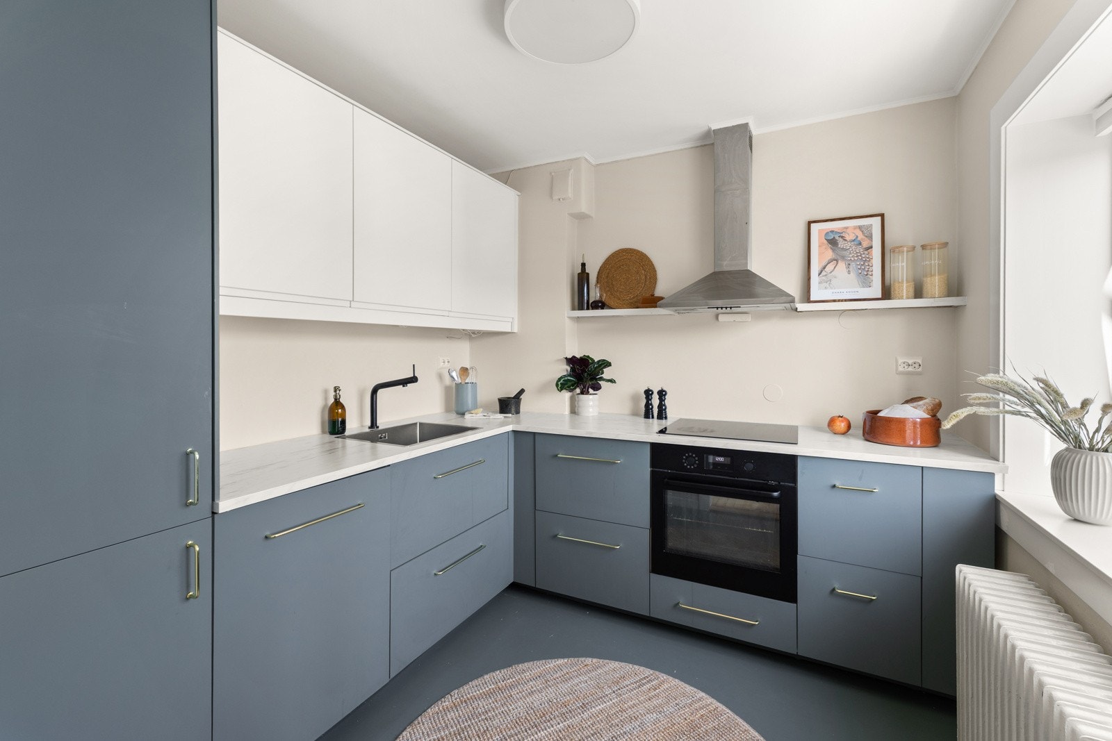 Rommet har gode løsninger og godt med benke-og skapplass. Galleribilde