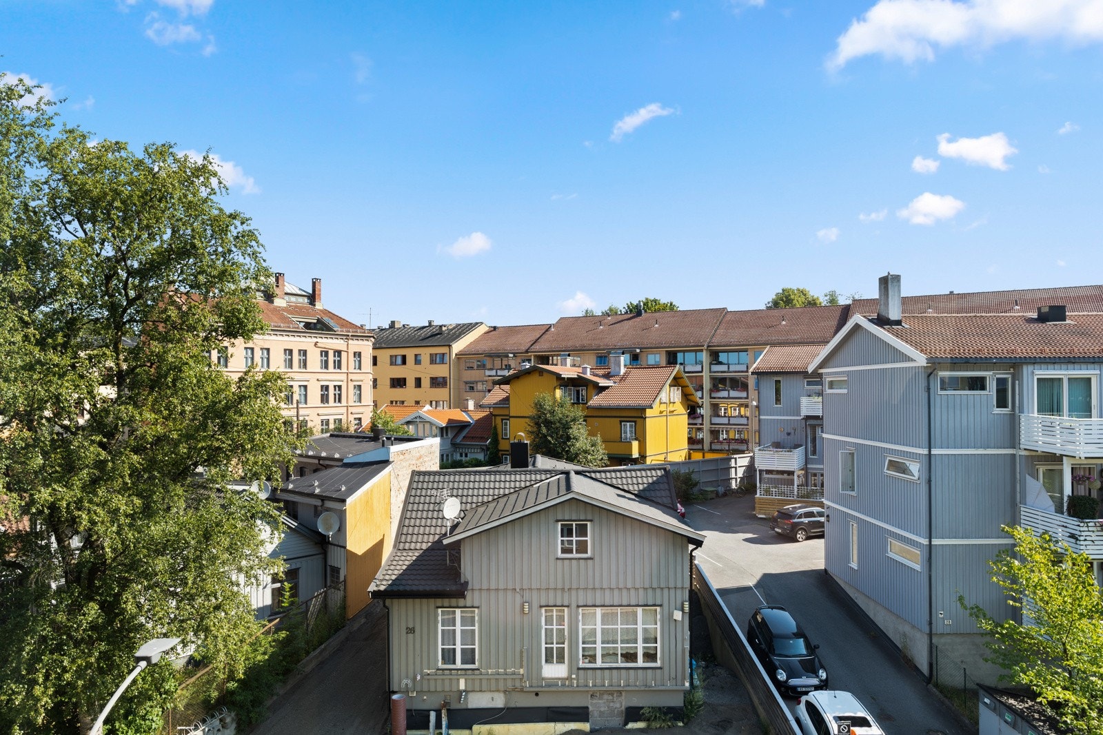 Leiligheten ligger fint til i byggets 4.etasje med flott utsikt over trehusbebyggelsen på Vålerenga. Galleribilde