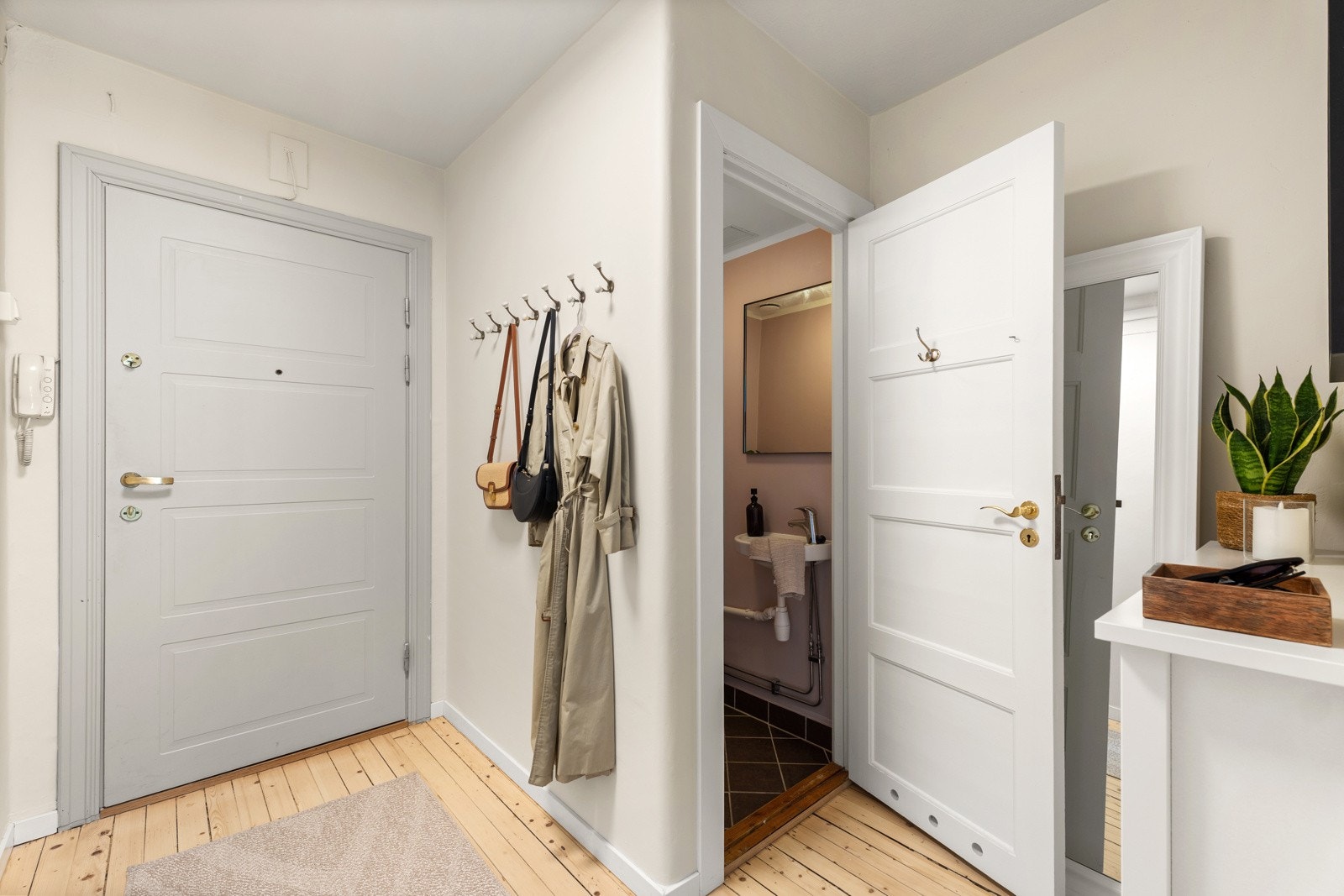 Når du kommer inn i leiligheten blir du møtt av en lys og romslig entré som gir et godt førsteinntrykk. Galleribilde