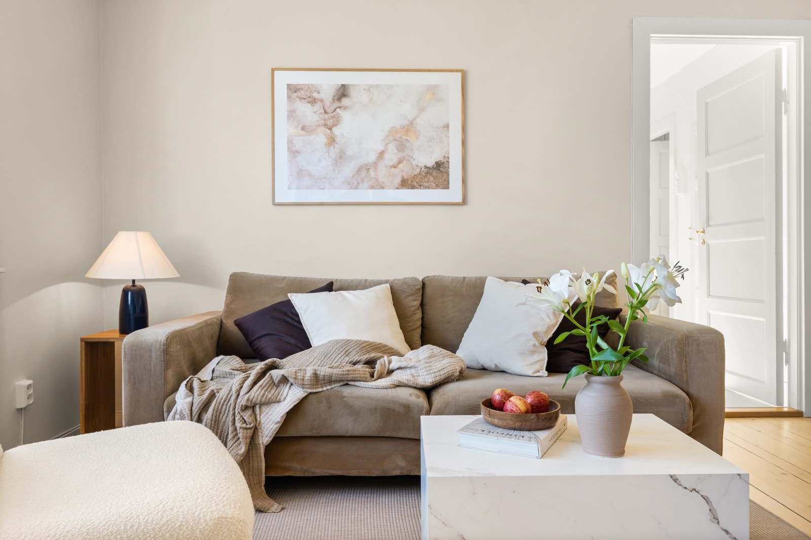 Stuen byr på gode møbleringsmuligheter, med plass til sofagruppe med tilhørende møblement, tv-seksjon og spisebord. Galleribilde