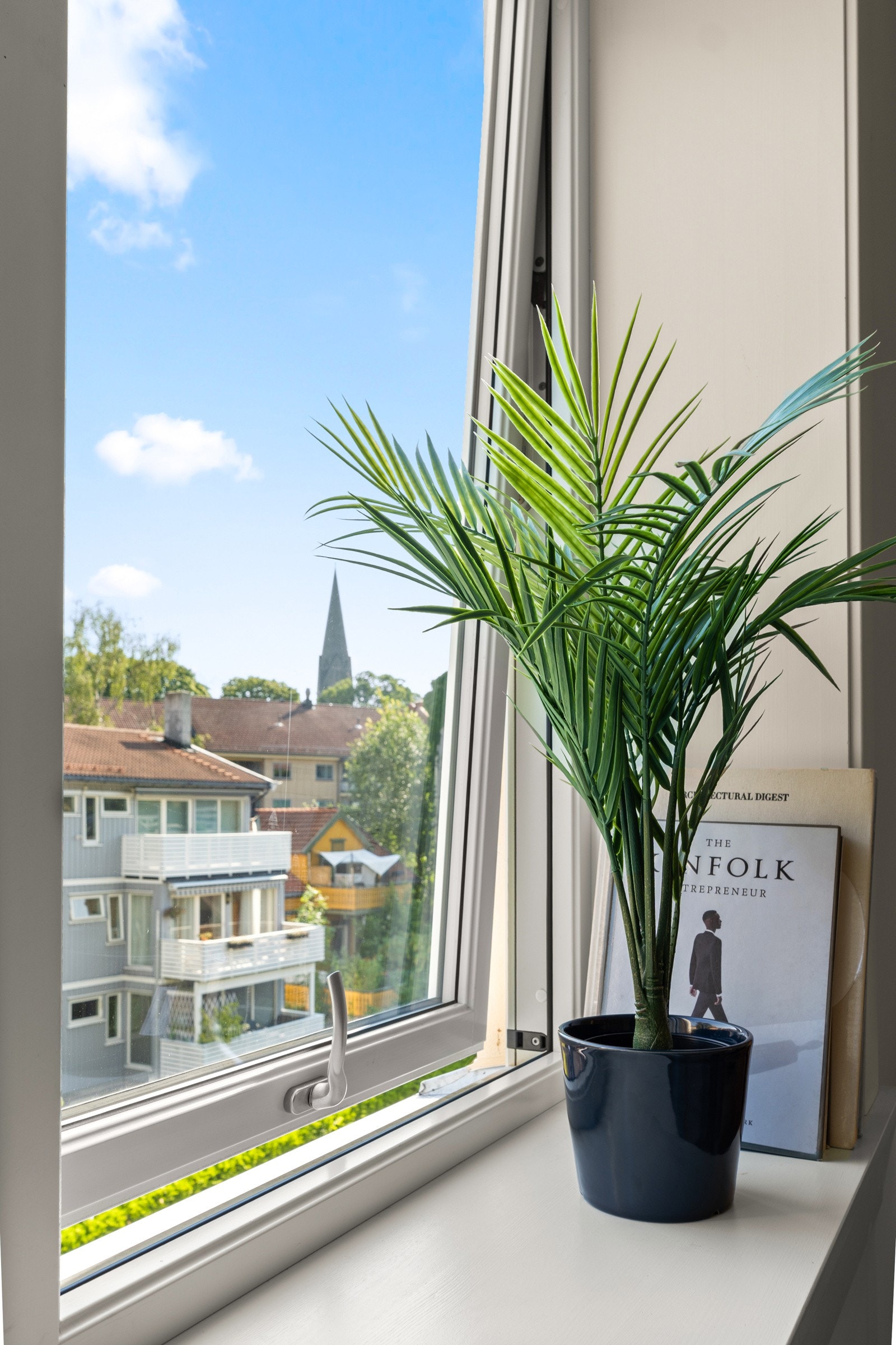 Vinduskarmene er brede med plass til pynt og dekor. Vinduene er fra 2022. Galleribilde