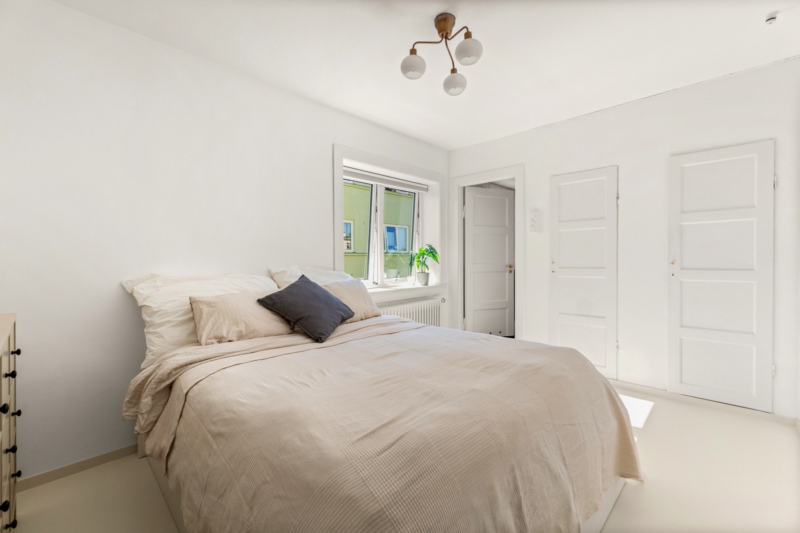 Vindusflatene slipper inn rikelig med naturlig lys på soverommet. Galleribilde