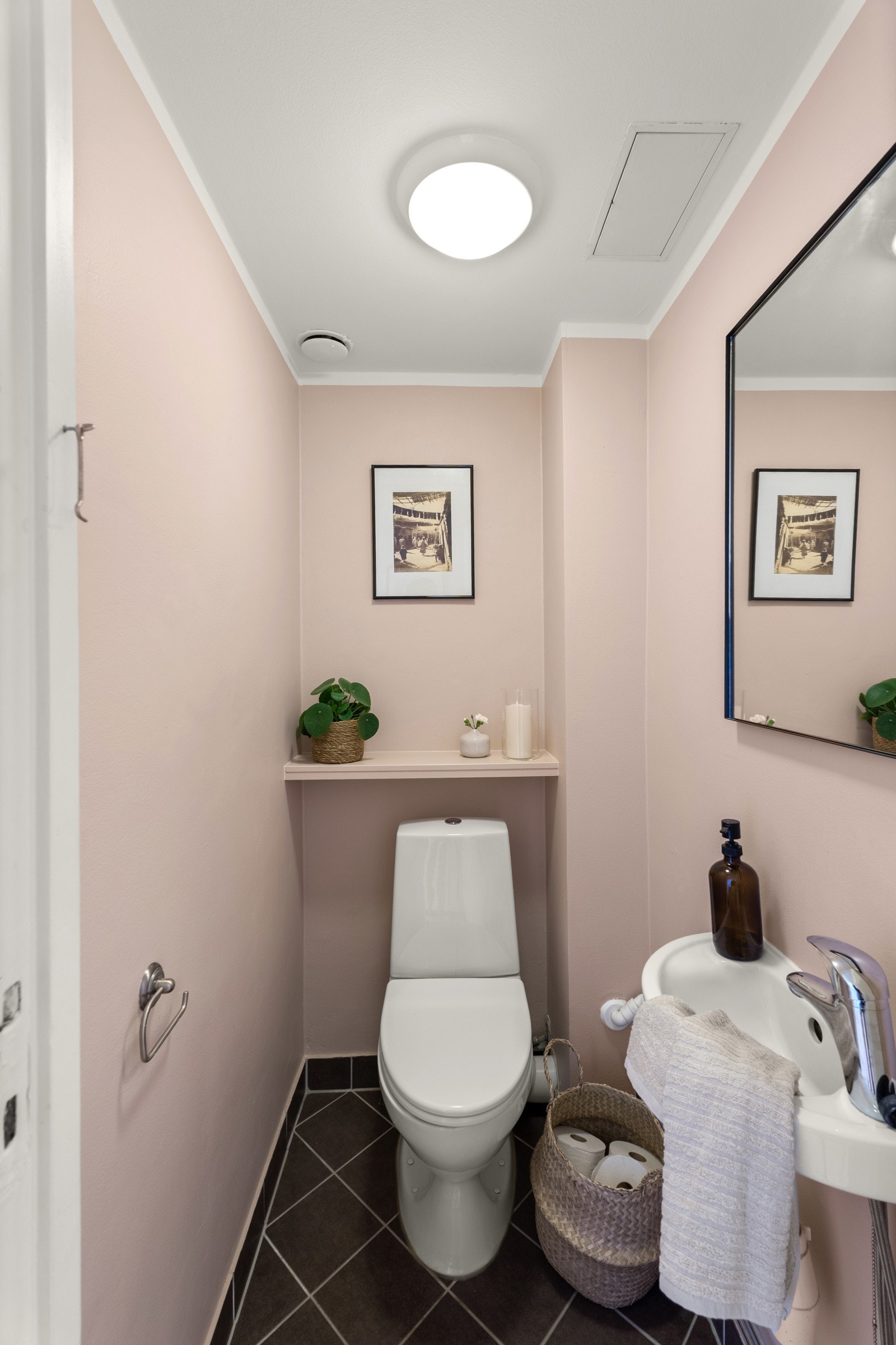 Leiligheten har i tillegg et praktisk toalettrom innredet med servant og vegghengt toalett. Galleribilde