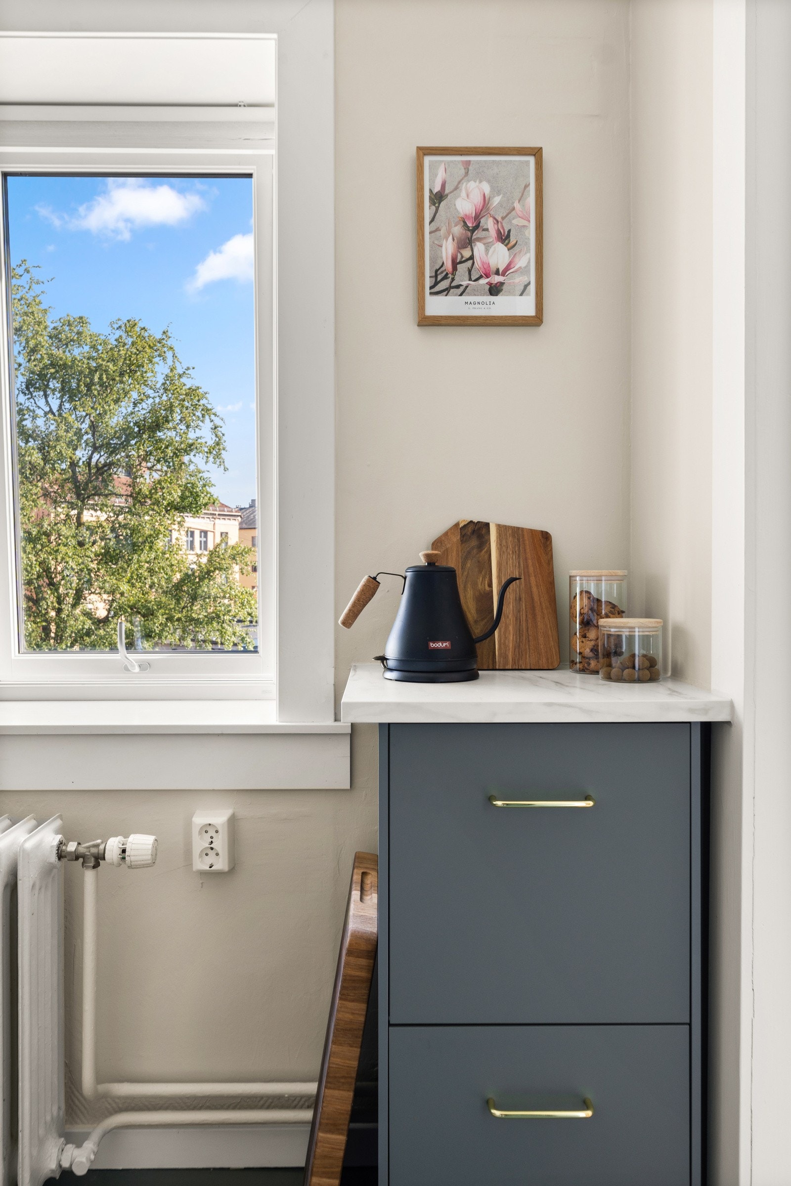 Det er montert vannstoppsystem og komfyrvakt. Benkeplaten er av laminat. Galleribilde