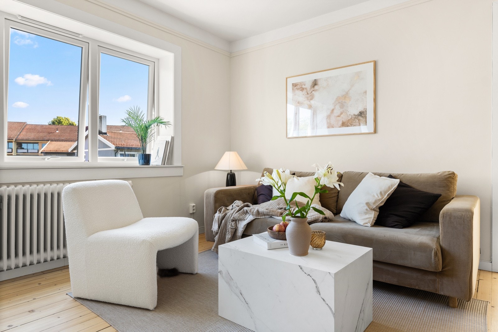 Leiligheten er oppgradert de siste årene og holder en god standard med gjennomtenkte løsninger og flott materialvalg. Galleribilde