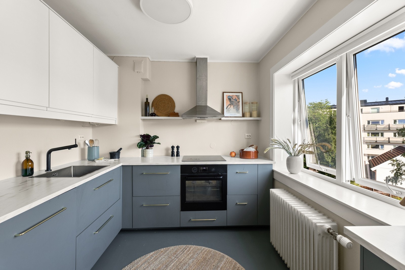 Stilrent kjøkken med innredning fra 2021. Galleribilde