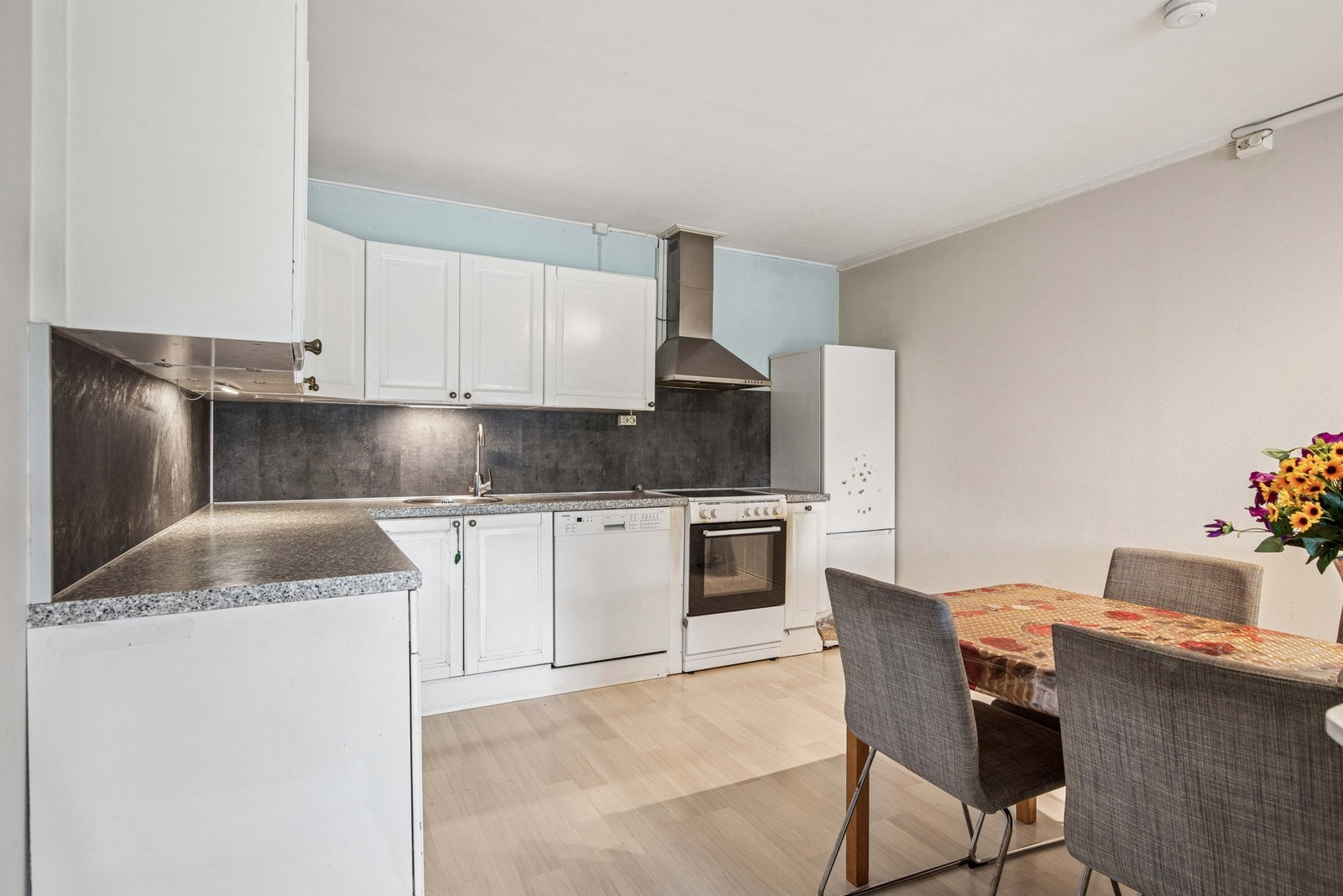 Kjøkken og stue er naturlig inndelt i soner og byr på god plass til både spisebord og sofagruppe. Galleribilde