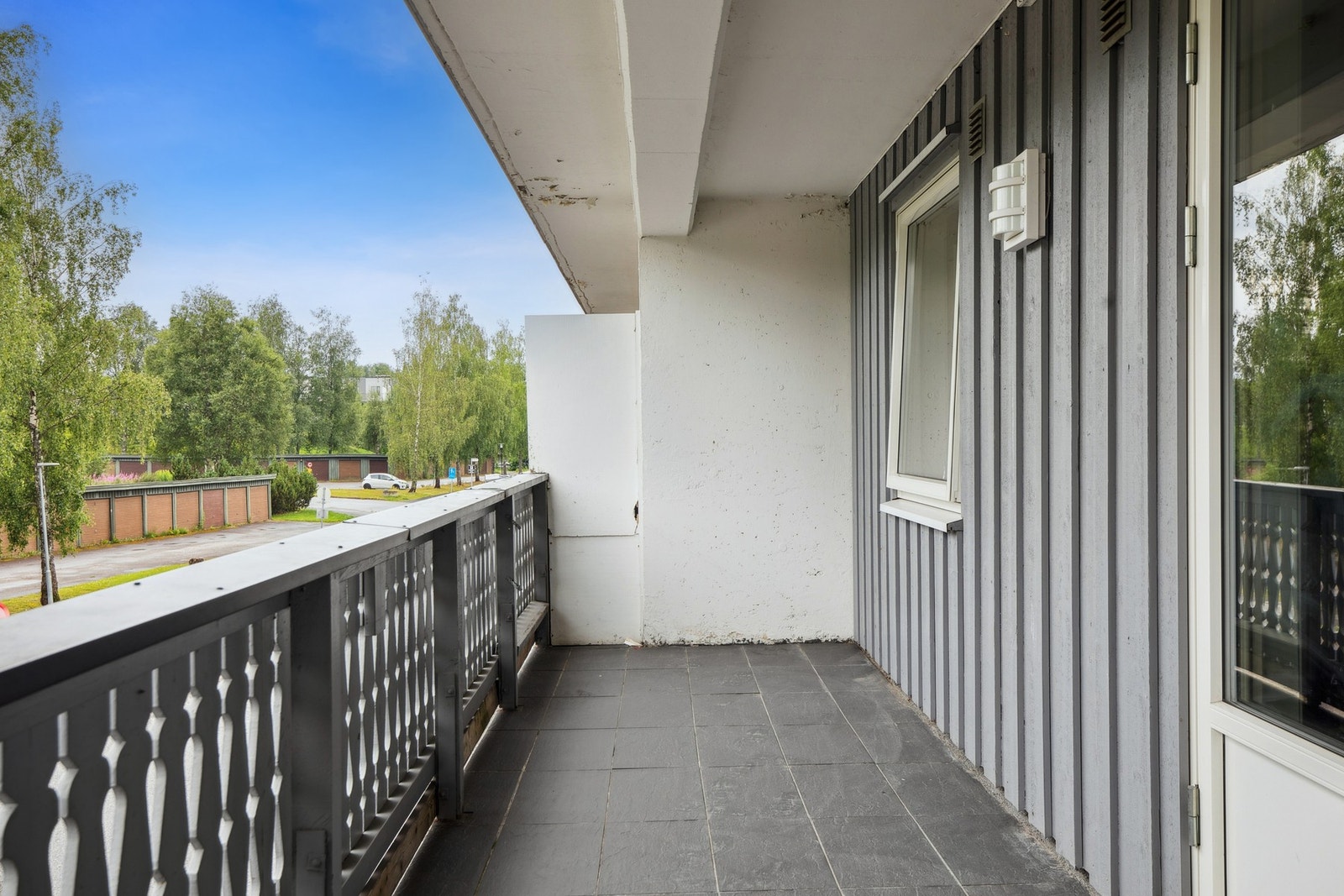 Balkongen er flislagt med overbygg. Galleribilde