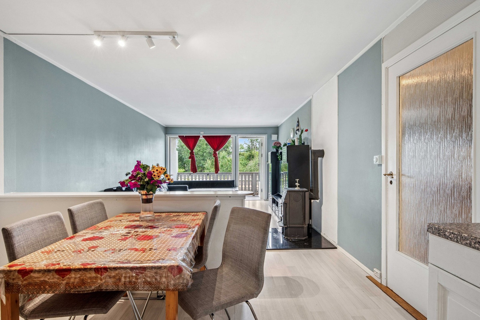 Stuen har store vindusflater mot balkongen. Galleribilde