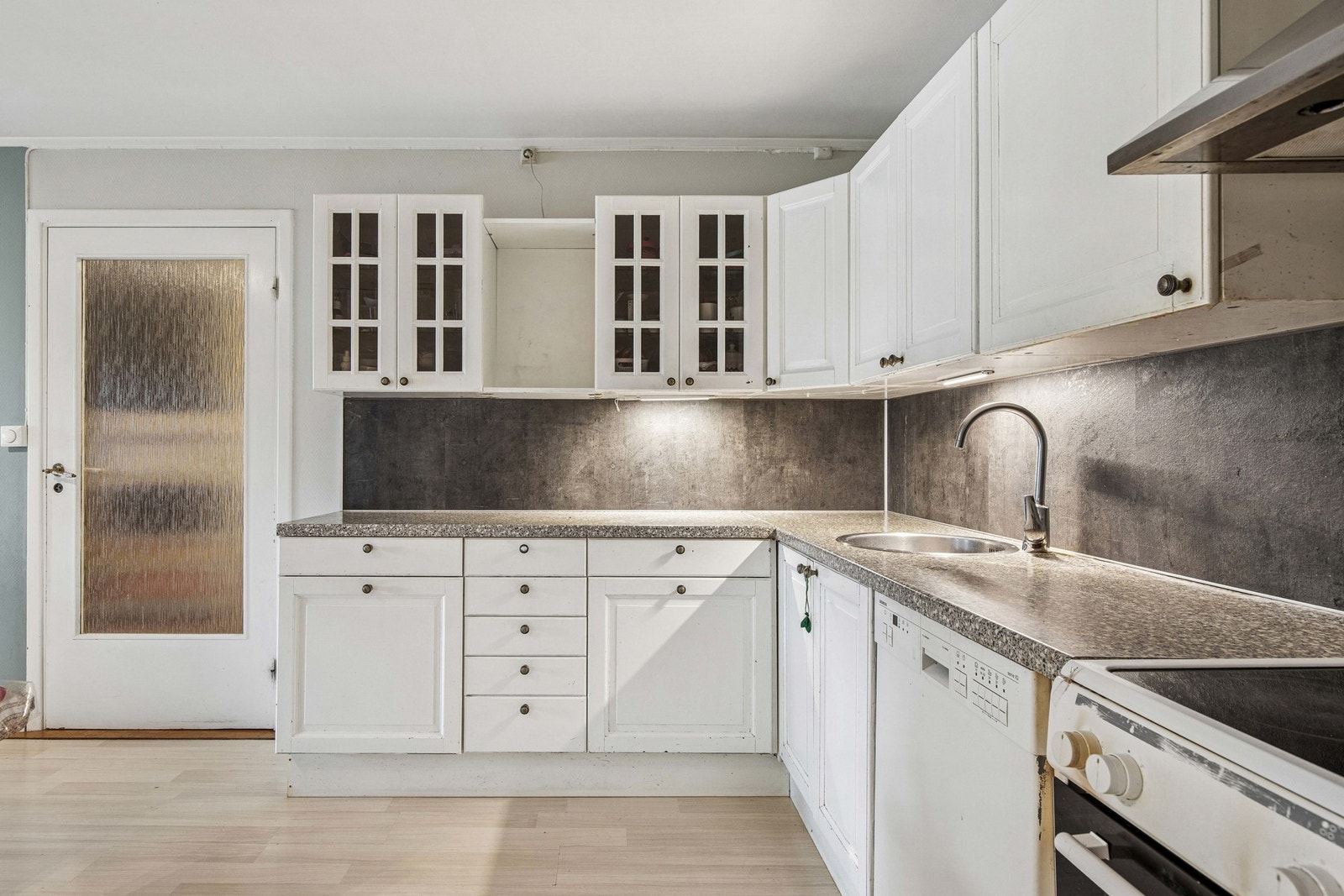 Leiligheten har en praktisk planløsning med entre, flislagt bad, kjøkken med spiseplass, stue, soverom og innvendig bod. Galleribilde