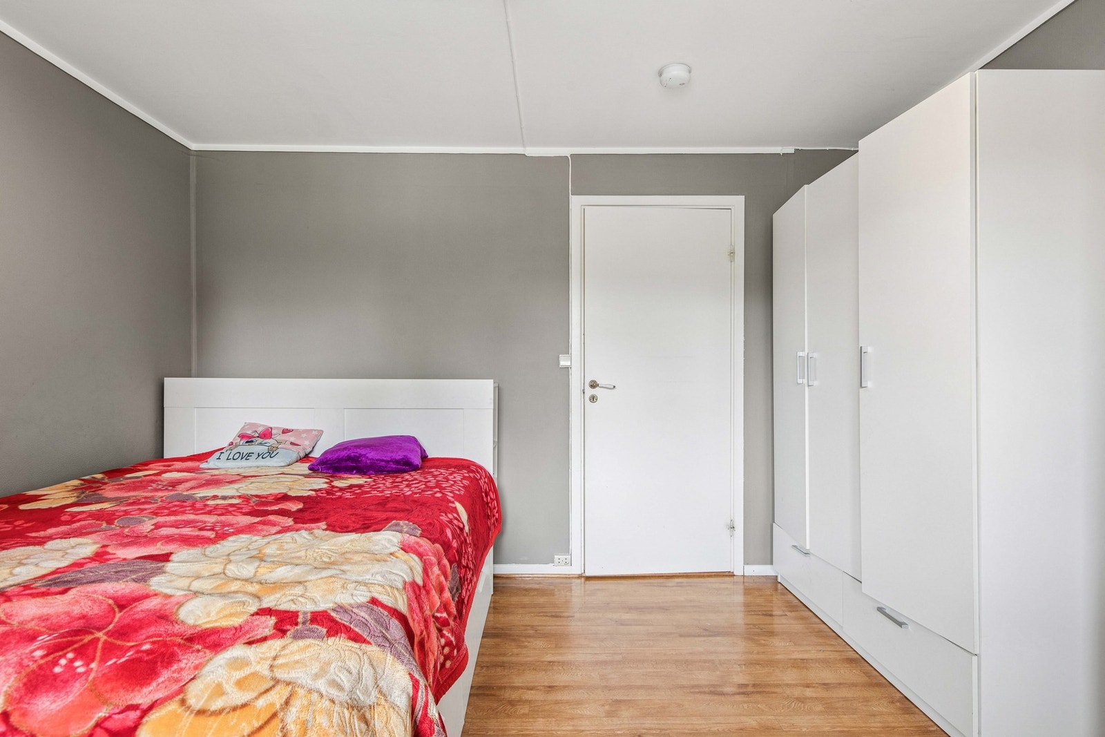 Her er det plass til dobbeltseng, garderobeskap og øvrig møblement. Galleribilde