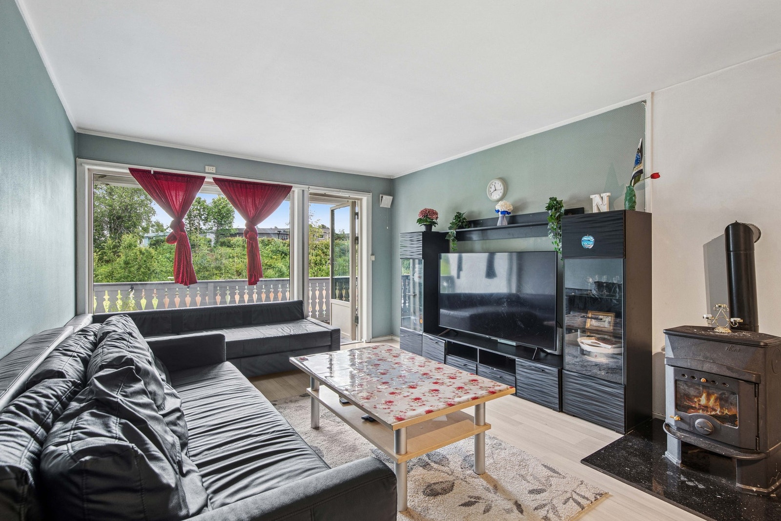 Stuen er malt i lyse farger som gjør det enkelt å innrede etter eget ønske. Galleribilde