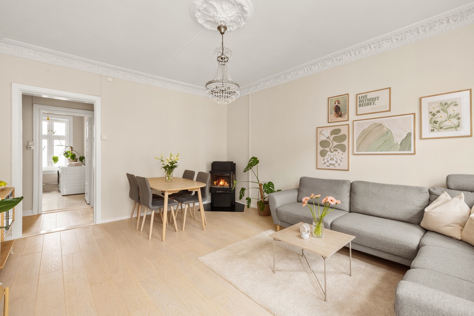 Leiligheten ligger i byggets 4. etasje, og har en gjennomgående og god planløsning med soverom mot rolig bakhage. Galleribilde