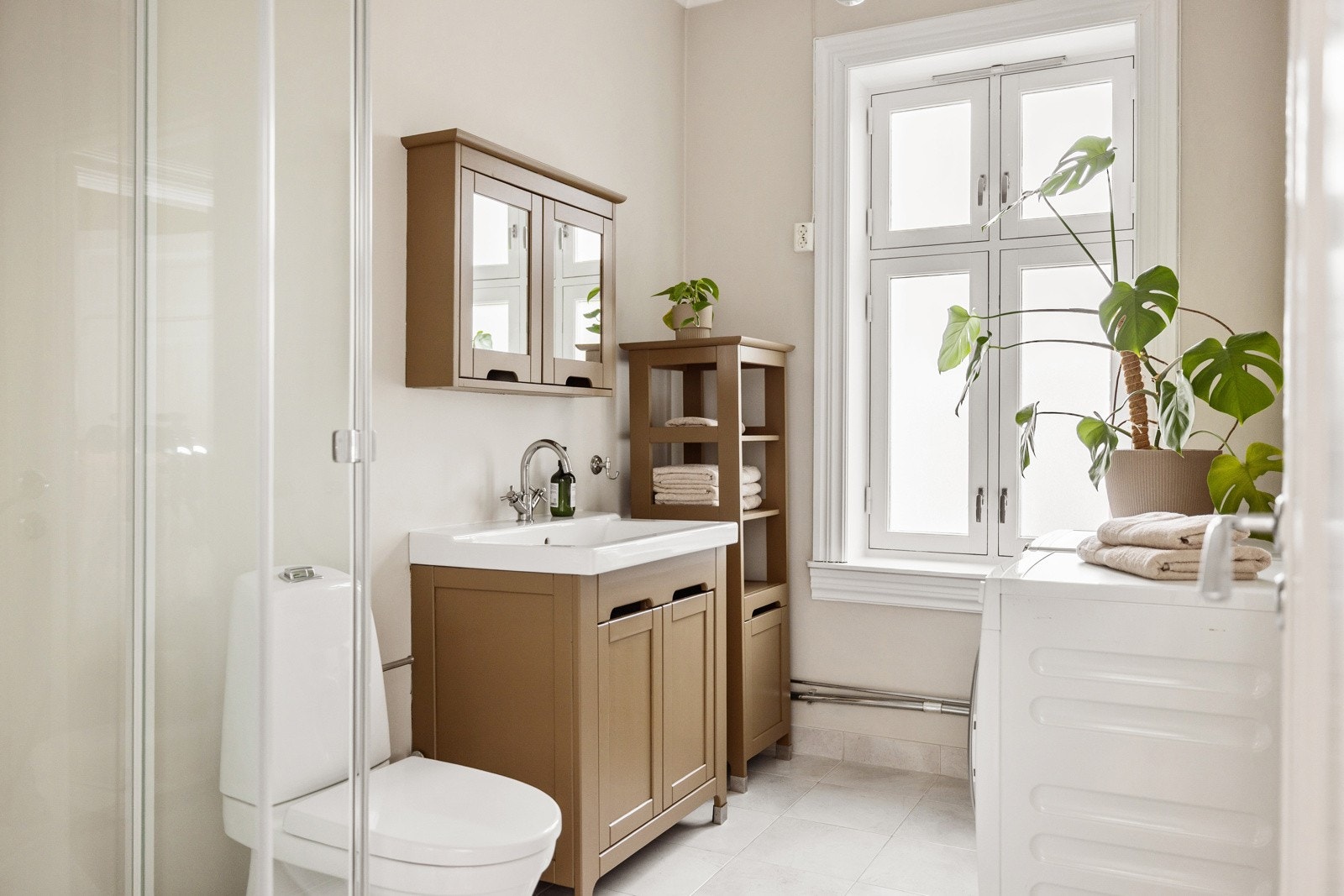 Leiligheten har et lyst og pent baderom med flislagt gulv med gulvvarme og glatte lysmalte overflater. Også på baderommet er det en stor klassisk vindusflate som slipper inn deilig dagslys og god takhøyde. Galleribilde