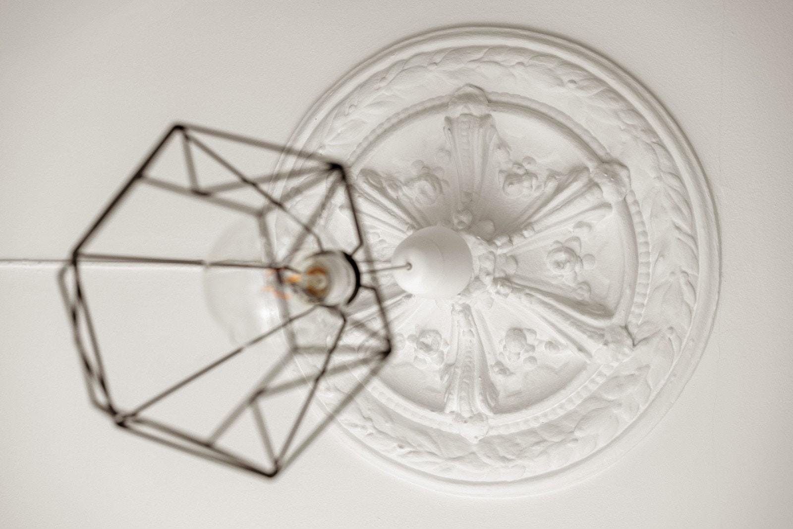 I likhet med stuen er det også her nydelig stukkatur og en flott rosett i himlingen. Galleribilde