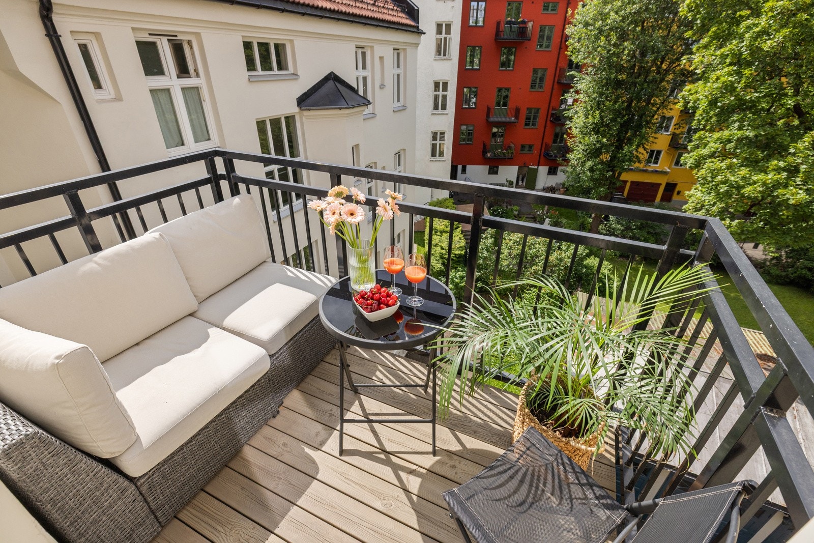 Fra soverommet har du doble dører ut til en flott og solrik vestvendt balkong på ca. 4m². Galleribilde