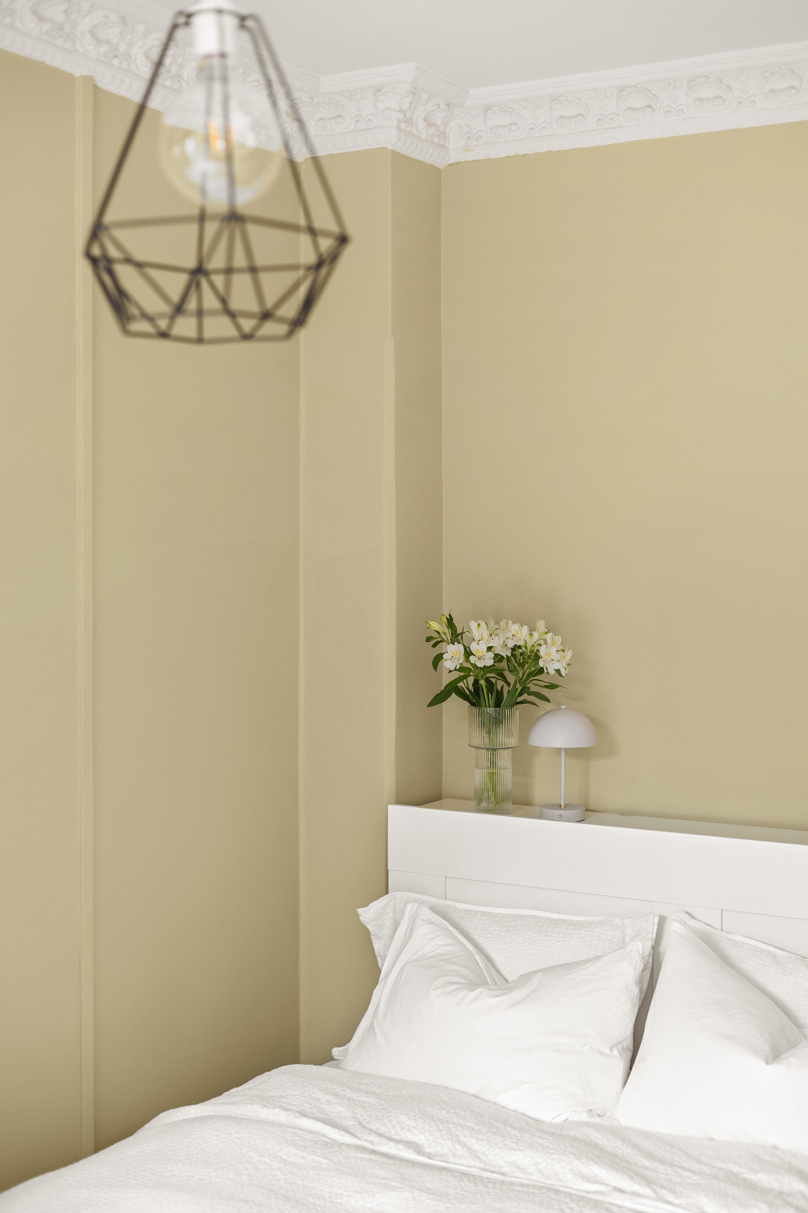 Soverommet har samme gode standard som resten av leiligheten med lys enstavs parkett på gulv og glatte overflater malt i en fin farge. Galleribilde