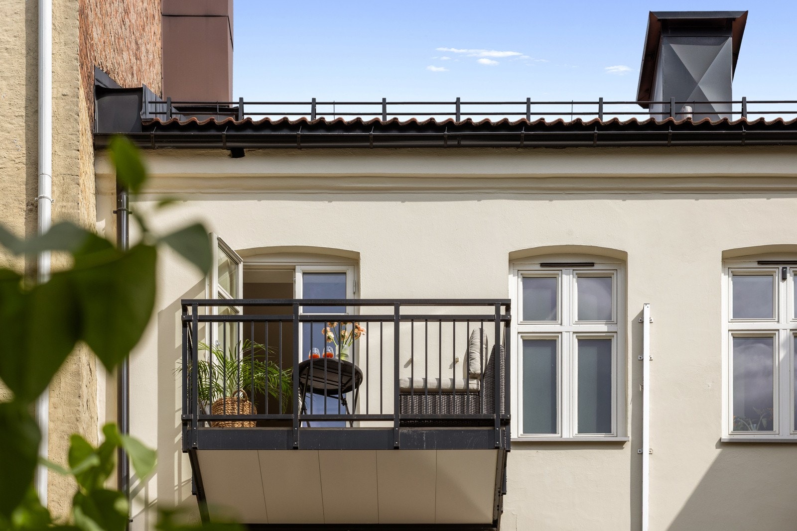 Beliggenheten i byggets 4. etasje og mot vest sørger for svært gode solforhold. Galleribilde