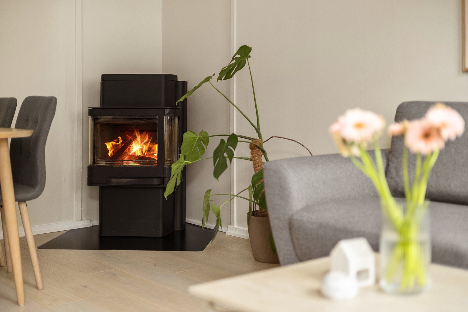 I hjørnet av stuen har du en hyggelig vedovn som varmer godt på kalde høst- og vinterdager, samt bidrar til hygge. Selger opplyser om at innvendige stenelementer i ovnen ble byttet i 2024. Galleribilde