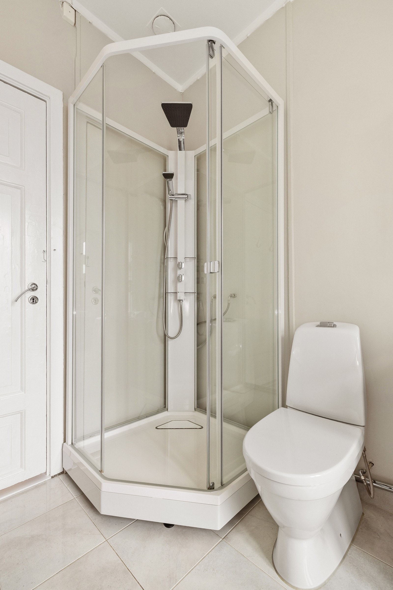 Baderommet er også utstyrt med dusjkabinett med både hånd- og regnfallsdusj, samt gulvstående toalett. Galleribilde