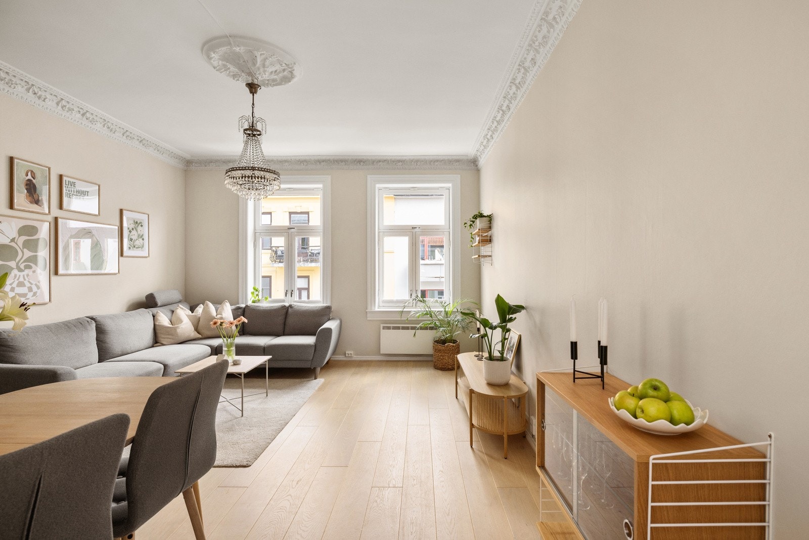 Stuen er romslig med god plass til både sofagruppe med salongbord, mediemøblement og et spisebord. Galleribilde