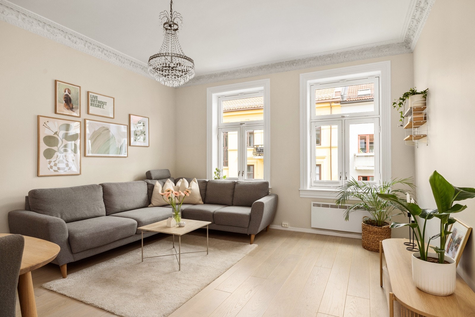 Beliggenheten i byggets 4. etasje med to store klassiske vindusflater sørger for rikelig med naturlig lys. Galleribilde