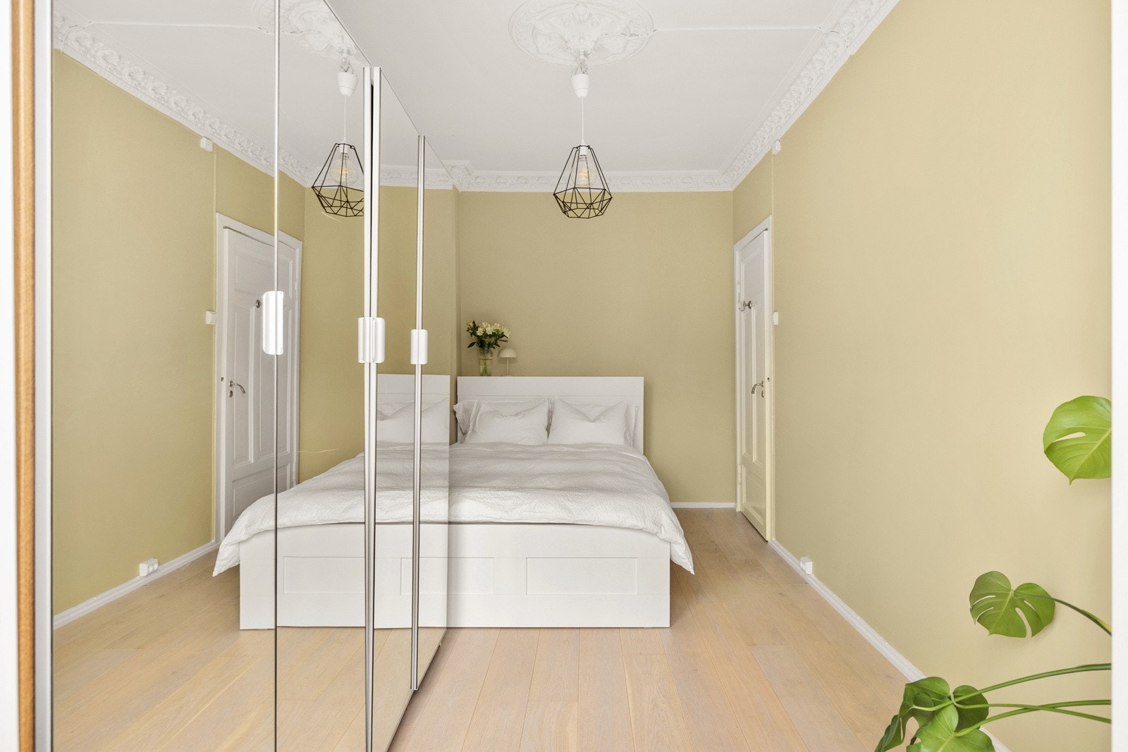 På soverommet har du god plass til en dobbeltseng med tilhørende nattbord, samt en kontorpult eller kommoder. Rikelig med oppbevaringsplass i flere garderobeskap med speildører som medfølger i handelen. Galleribilde