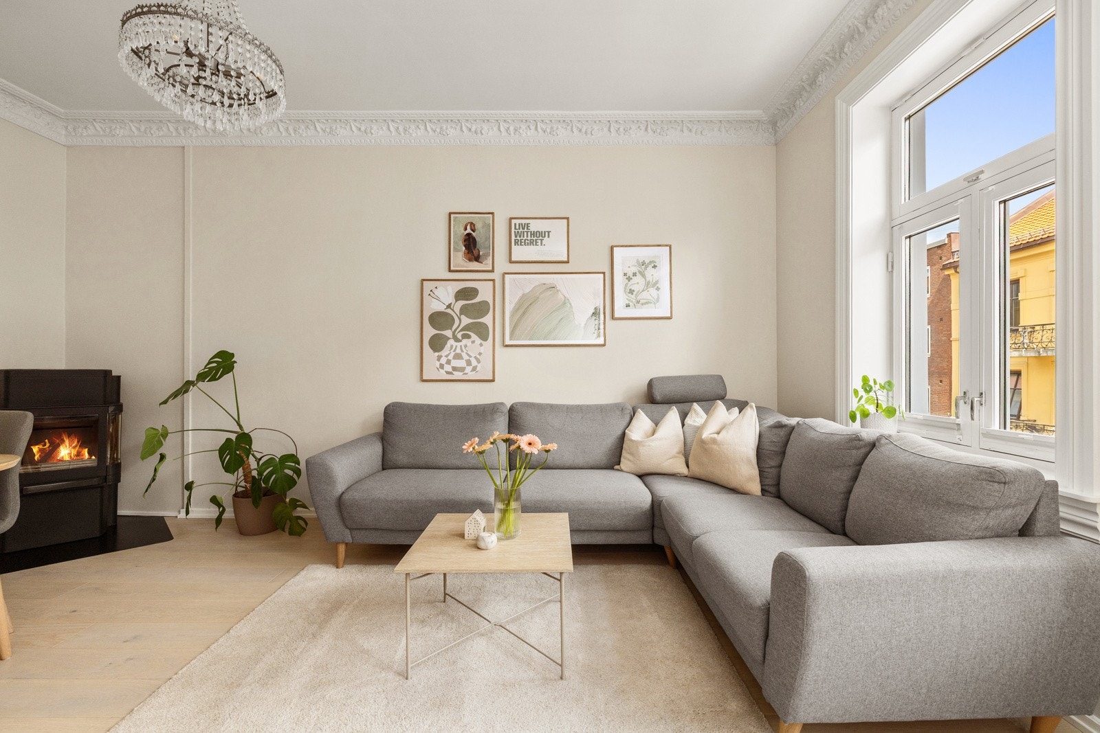 Stuen er det naturlige oppholdsrommet i leiligheten, og er et stort, lyst og fint rom. Galleribilde