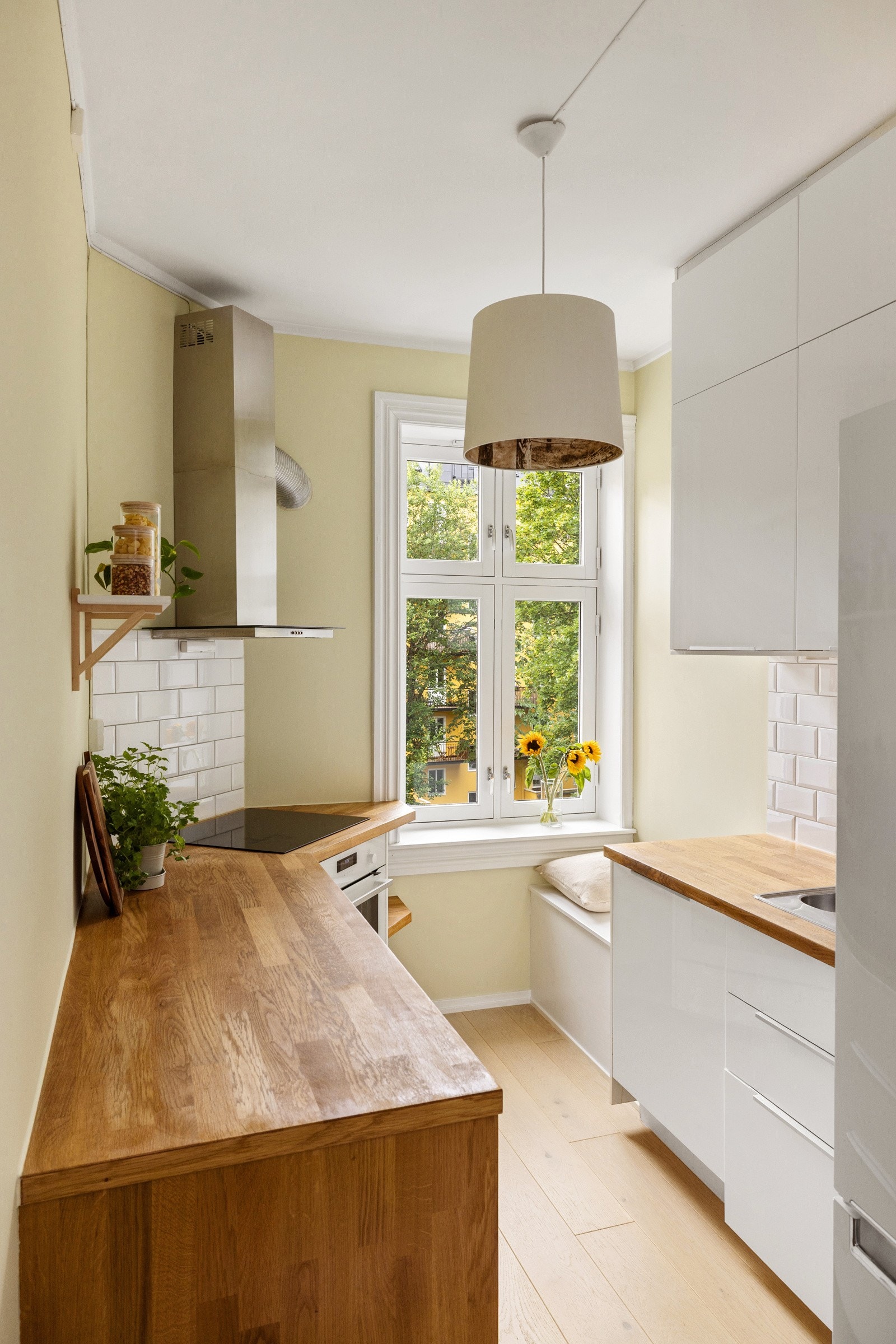 Leiligheten har et lyst og pent separat kjøkken med en hyggelig atmosfære. Kjøkkenet har god standard med enstavs parkett på gulv og glatte overflater malt i en nydelig farge. Galleribilde