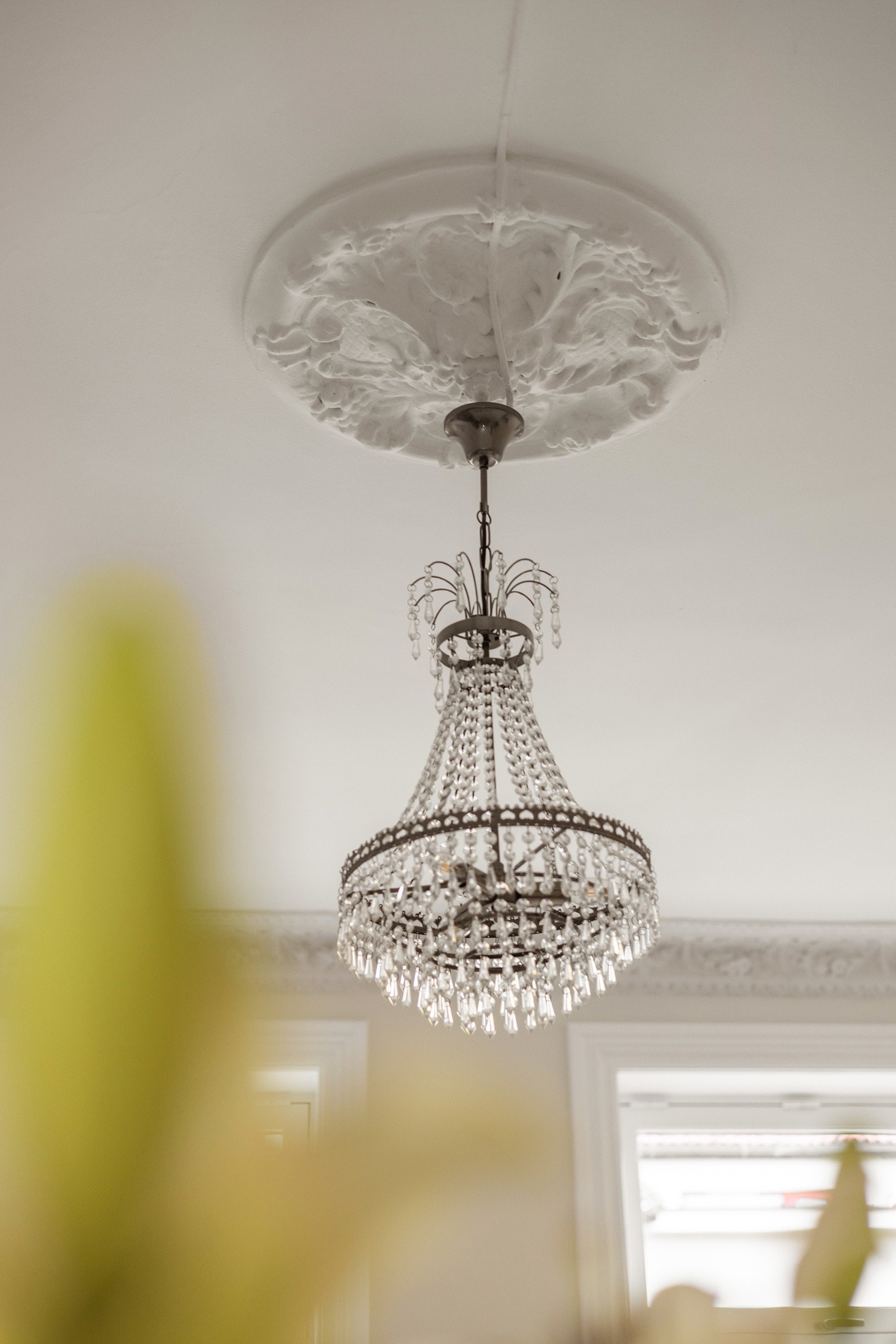 I himlingen har du flott original stukkatur og en lekker rosett som hører med i en klassisk leilighet som denne. Galleribilde