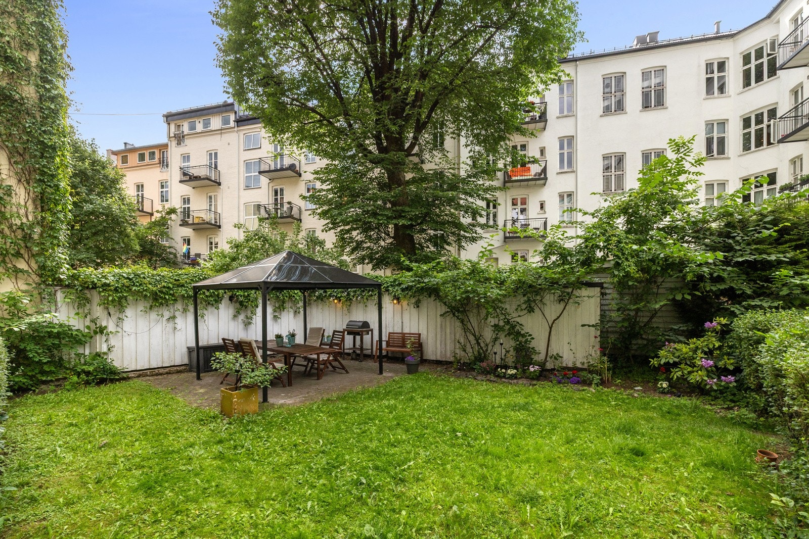 Frodig og fin bakhage hvor lange og late sommerdager kan nytes! Galleribilde