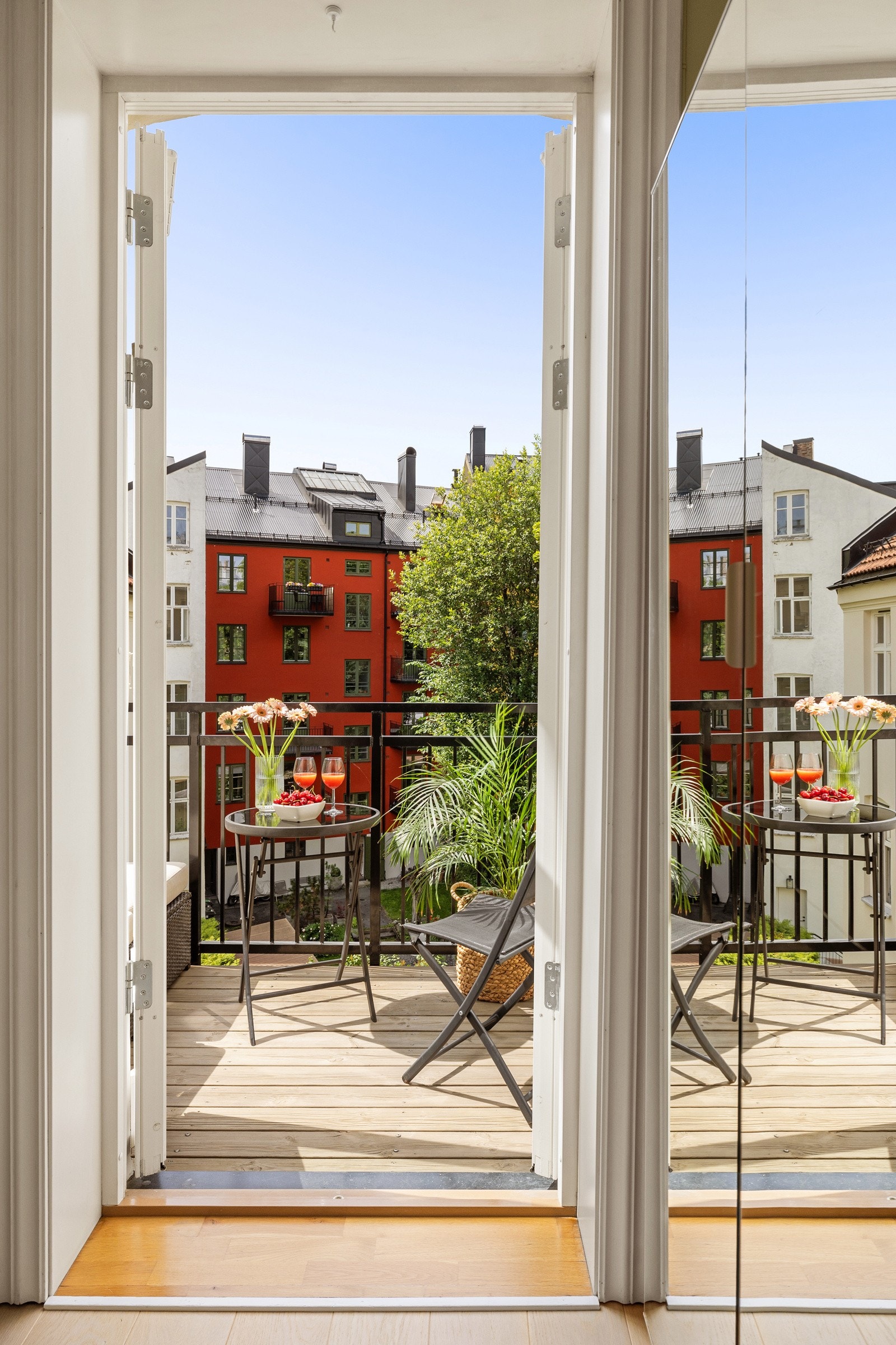 Soverommet har doble dører ut til balkongen som gir et fint lysinnslipp og en luftig romfølelse. Galleribilde