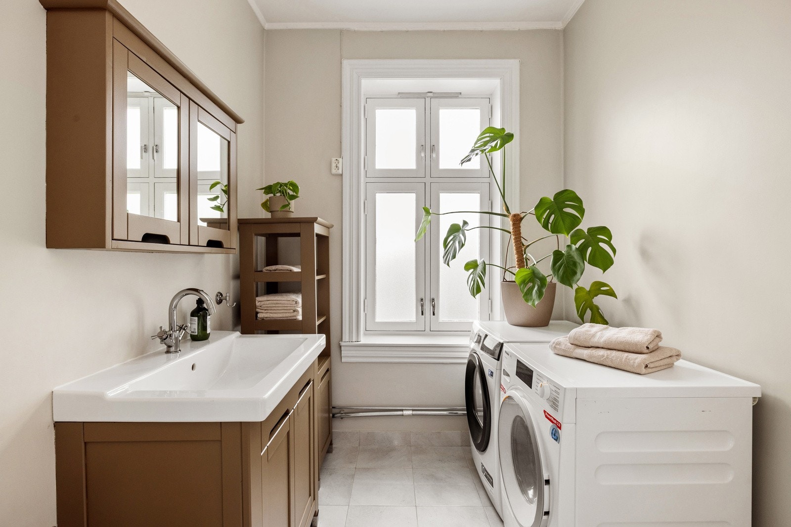 Baderommet er av god størrelse, så her har du plass og opplegg for både vaskemaskin og tørketrommel! Galleribilde