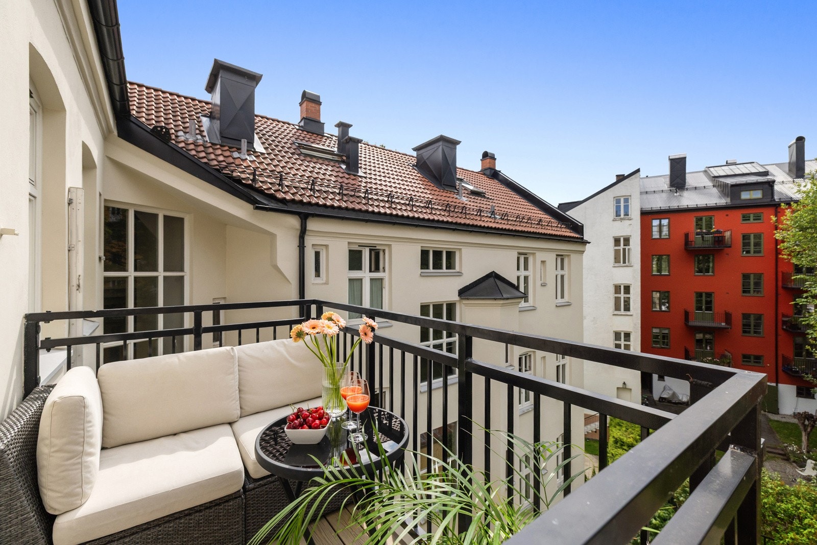 Selger opplyser om at solen titter frem på formiddagen og blir til kvelden om sommeren og anslår fra ca. klokka 13.00 - 20.00. Galleribilde