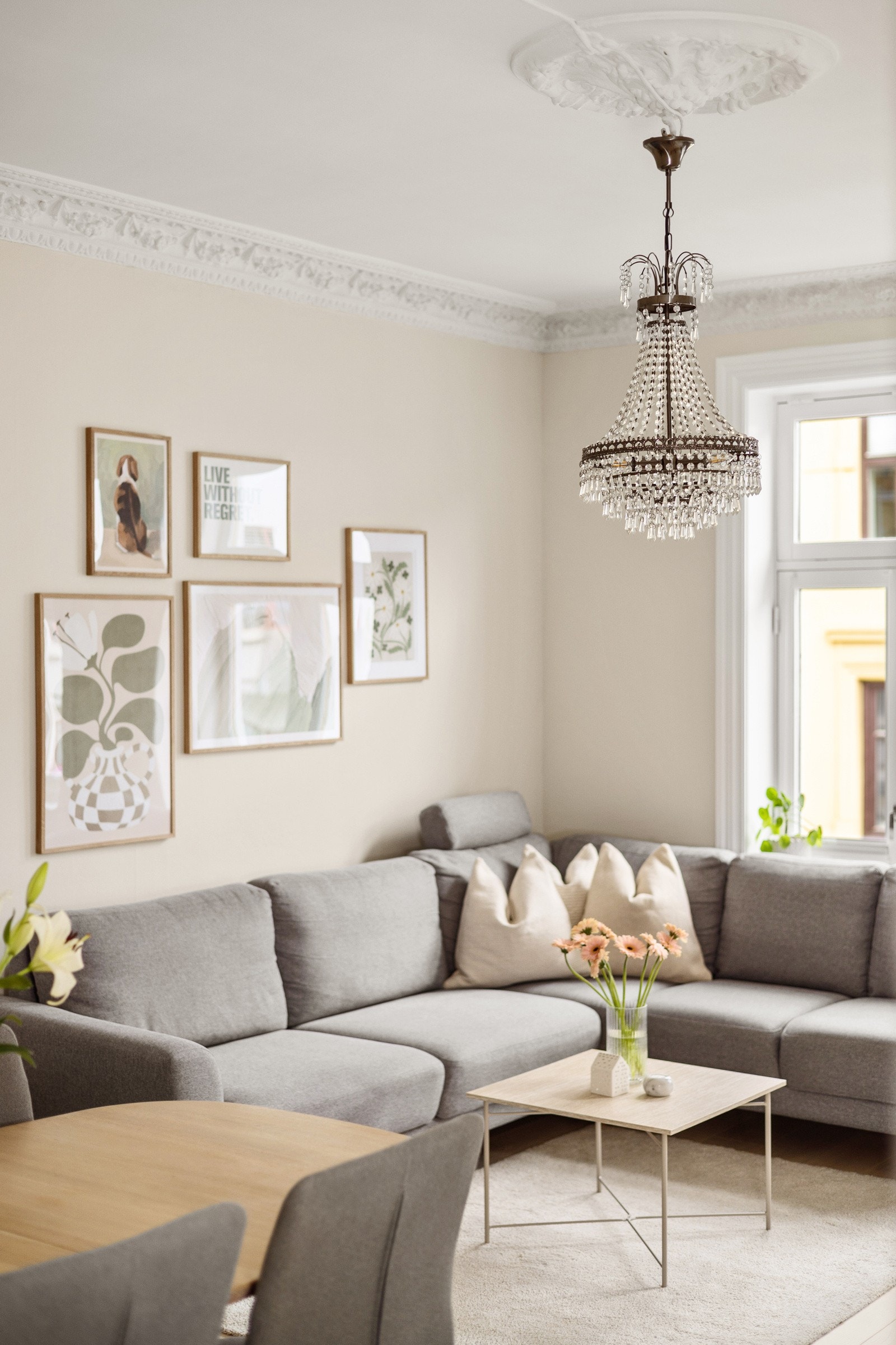 Lysinnslippet sammen med den gode takhøyden på ca. 2,76 meter bidrar til en god og luftig romfølelse. Galleribilde