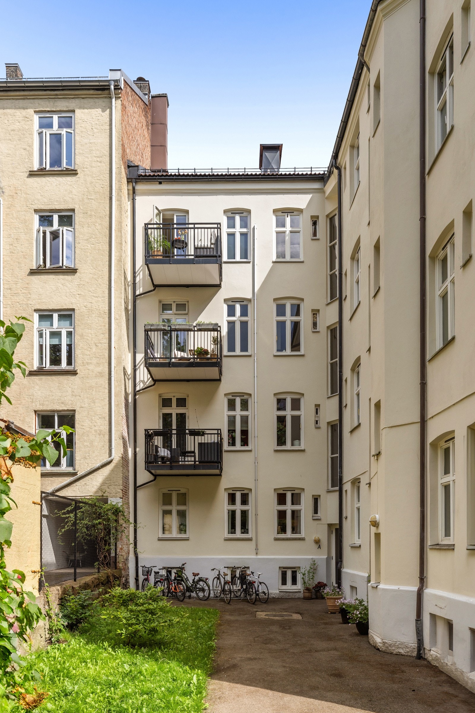 Leiligheten har en fin intern beliggenhet i byggets 4. etasje med soverom og balkong mot bakhagen. Galleribilde