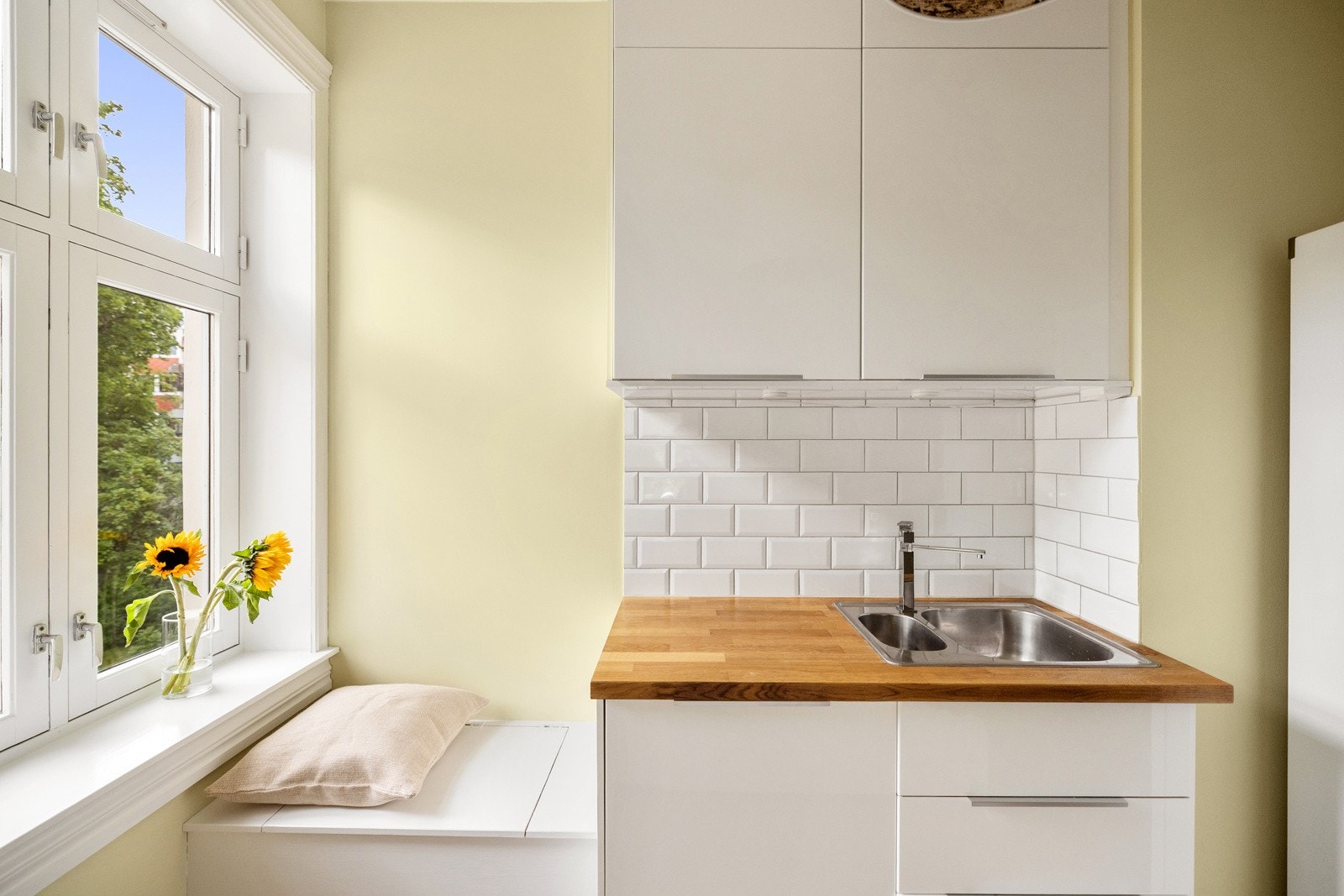 Ved vinduet er det etablert en hyggelig sitteplass med smart oppbevaringsplass under. Galleribilde