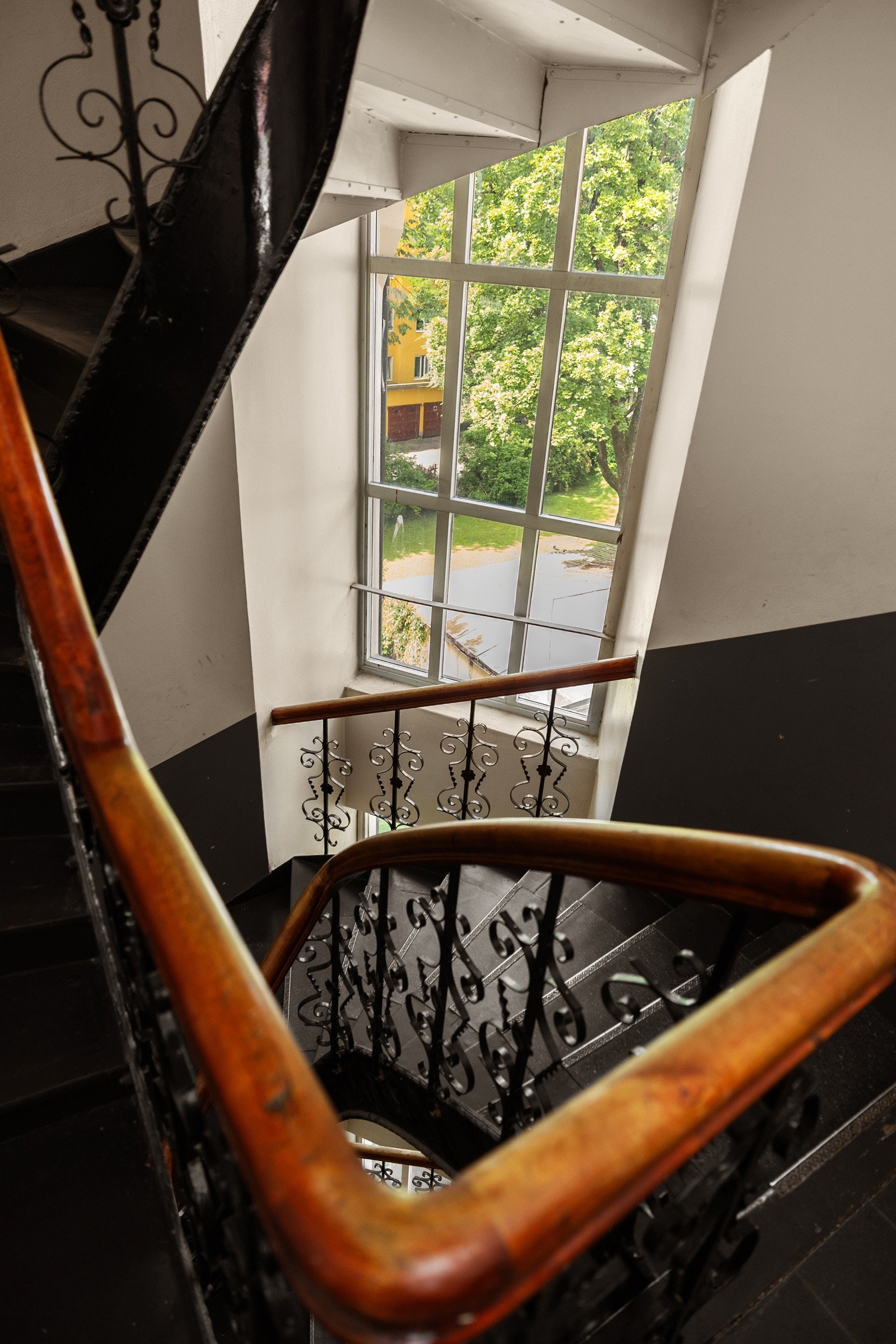 Flott trappeoppgang med klassiske detaljer. I tillegg disponerer leiligheten en kjellerbod på ca. 9m², samt en loftsbod med gulvareal på ca. 6m² (ikke måleverdig areal). Galleribilde