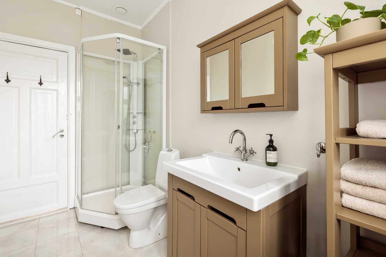 Flott baderomsinnredning med ovenpåliggende servant og tilhørende speilskap over. Galleribilde