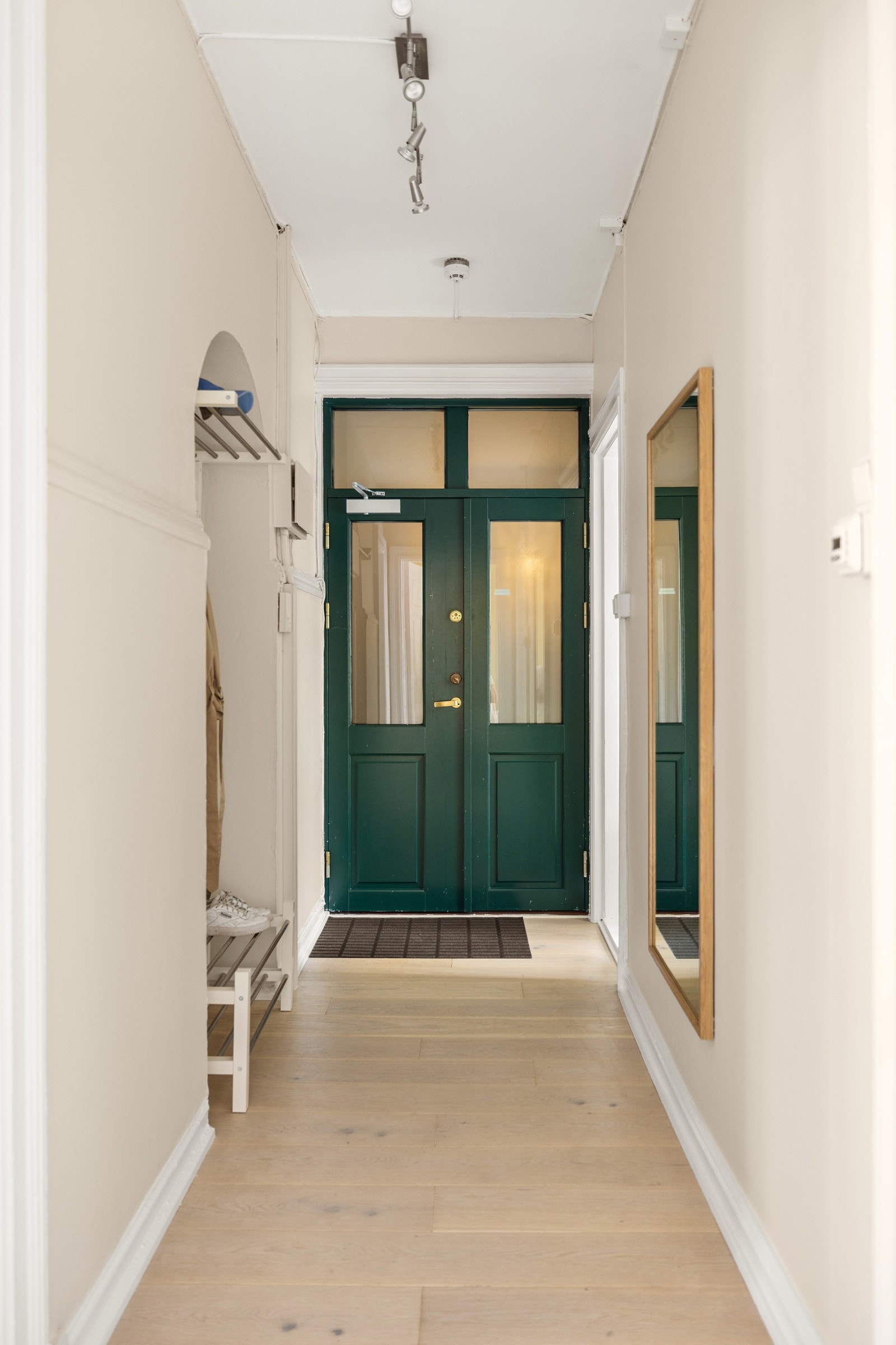 Du ønskes velkommen inn via en flott to-fløyd inngangsdør fra 2005 med profilerte dører med glassfelt og automatisk lukkefunksjon. Galleribilde