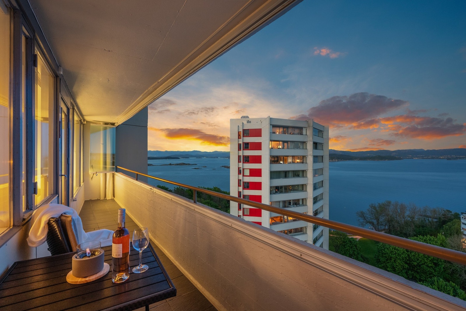 Balkongen kan skilte med sjelden flott utsikt over Gandsfjorden. Galleribilde