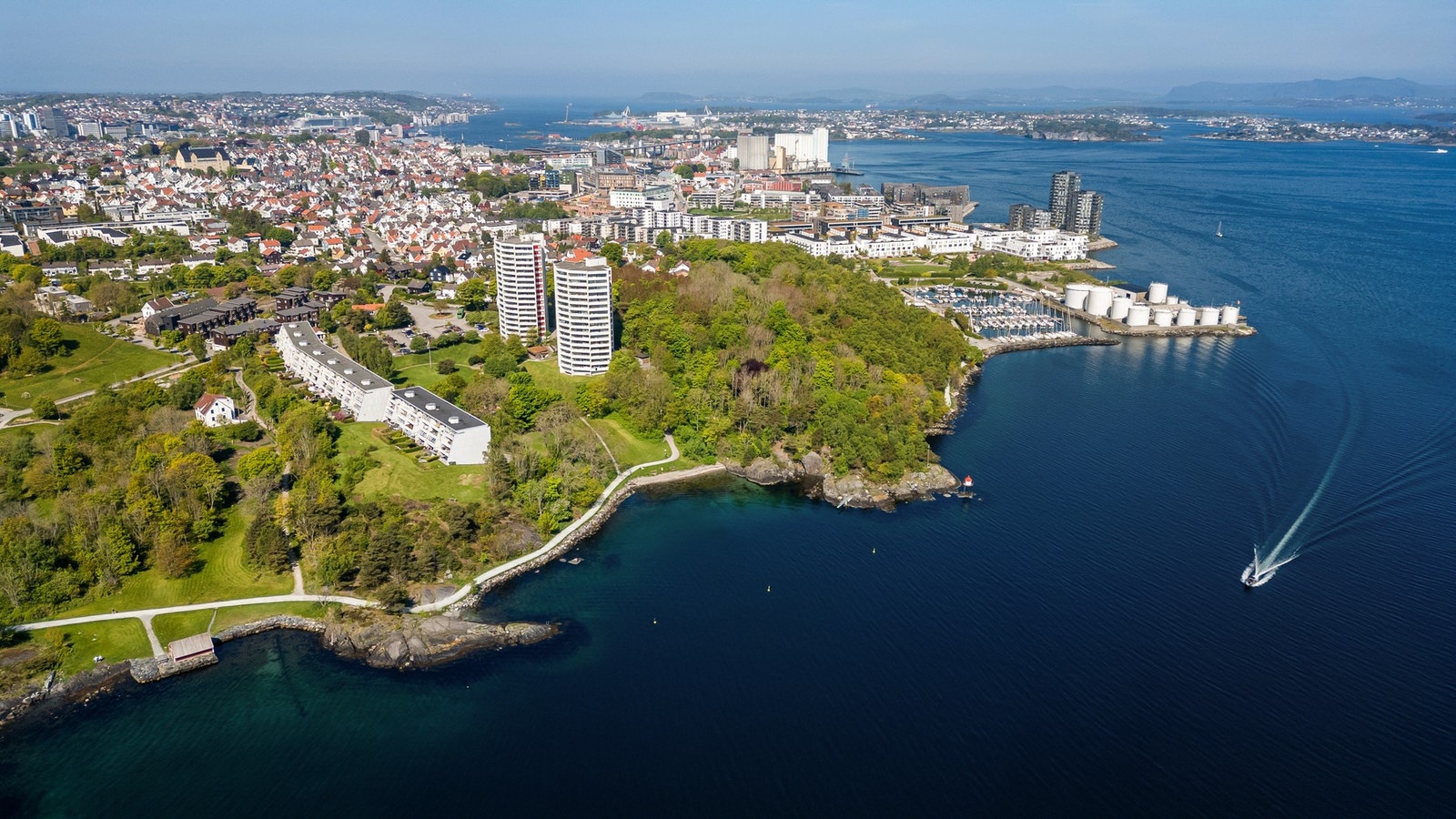 Det er gåavstand til butikker, kaféer, treningssenter m.m. i Stavanger Øst, og ca. 20 minutters gange til sentrum. Galleribilde