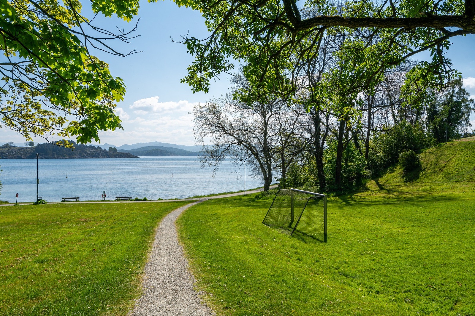 Kort vei på turstien til badeplass og flotte turområder ved Godalen og langs fjorden. Galleribilde