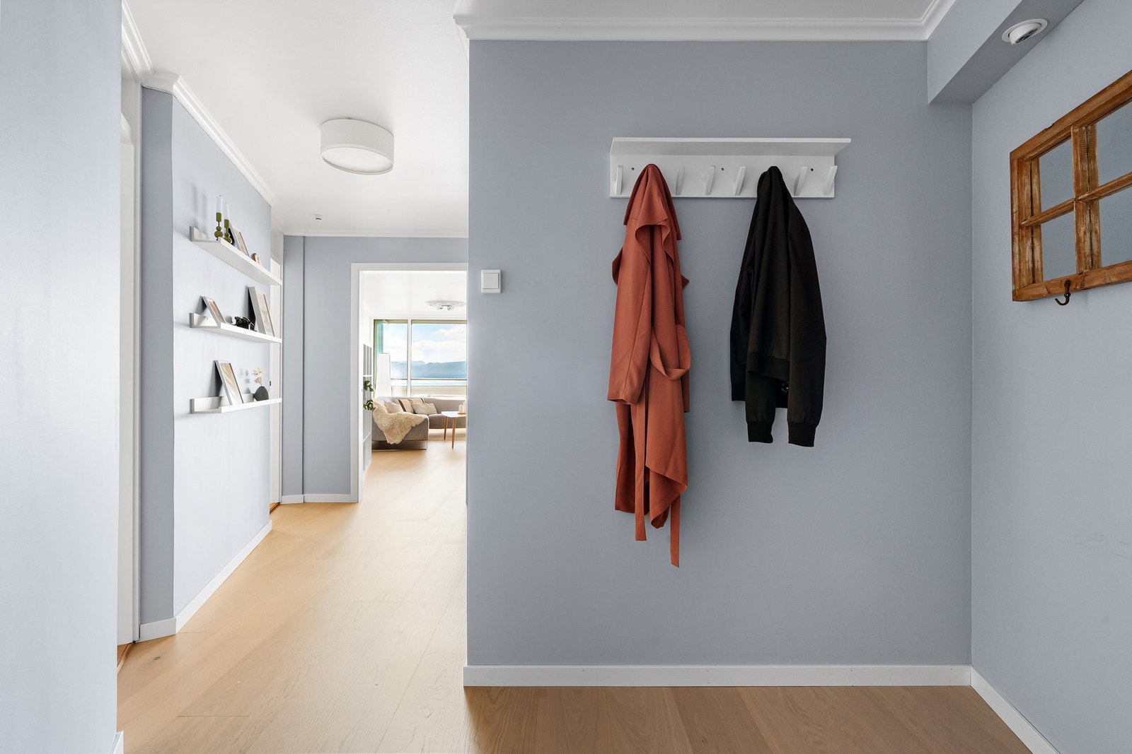 Romslig entrè med god plass til yttertøy. Galleribilde