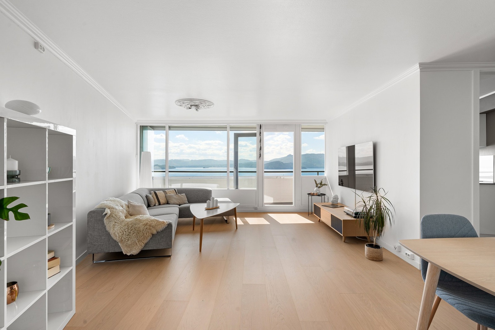 Gjennomgående er store vindusflater som sikrer rikelig med naturlig lysinnslipp. Galleribilde