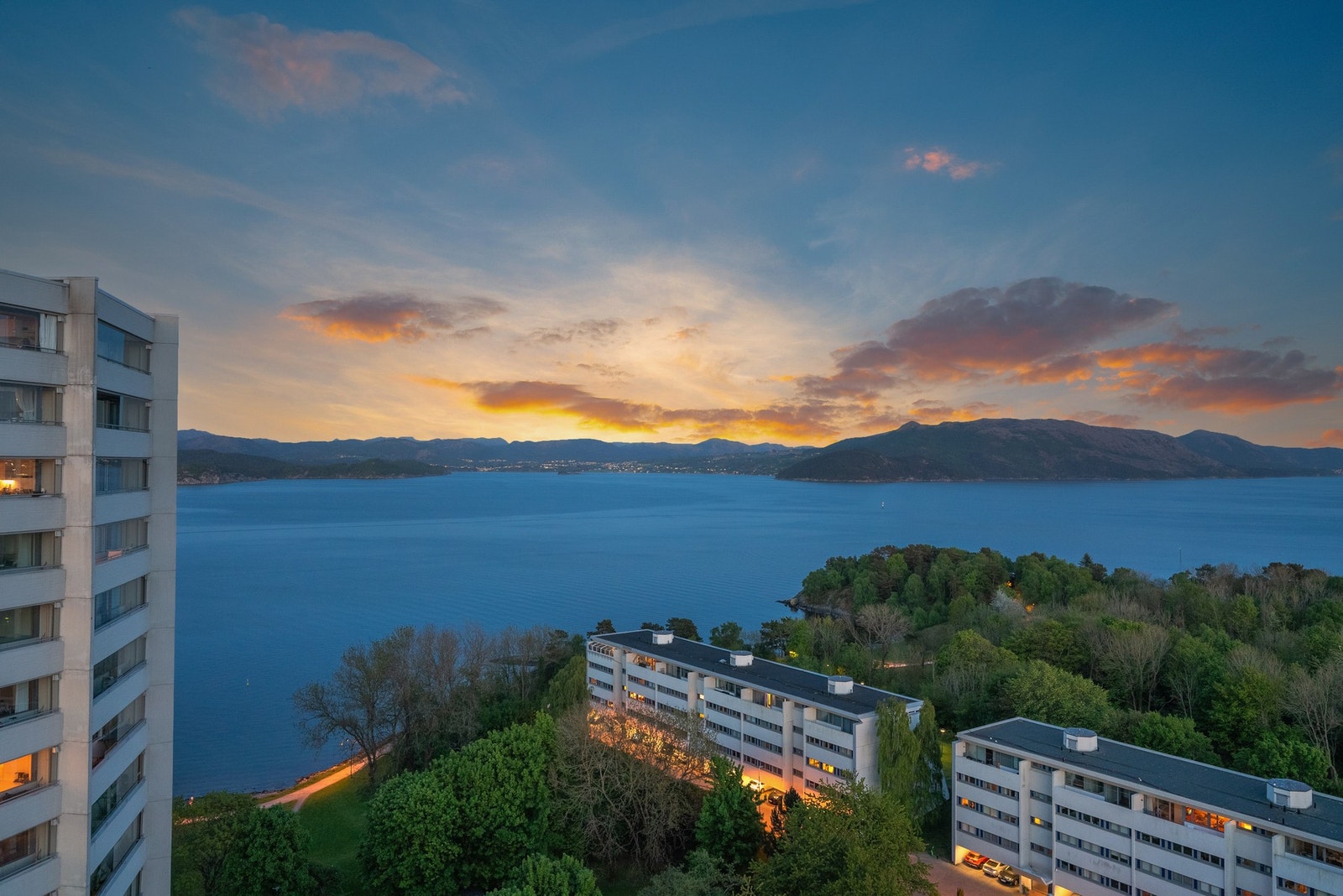 Leiligheten ligger nydelig til i byggets 14. etasje med en fantastisk, usjenert utsikt Galleribilde