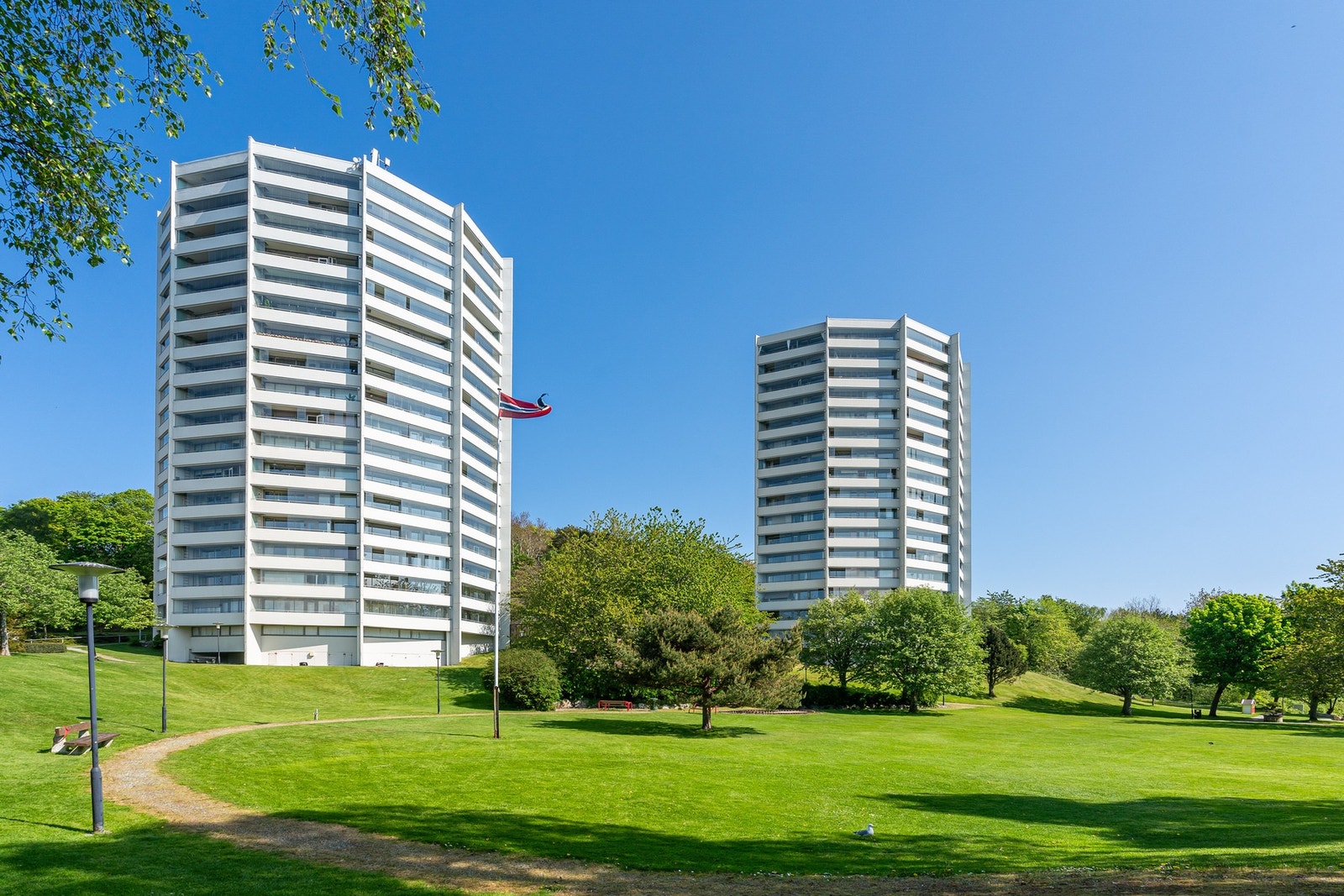 Boligen har parkering på felles oppstillingsplass med mulighet for å lade el-bil. Galleribilde