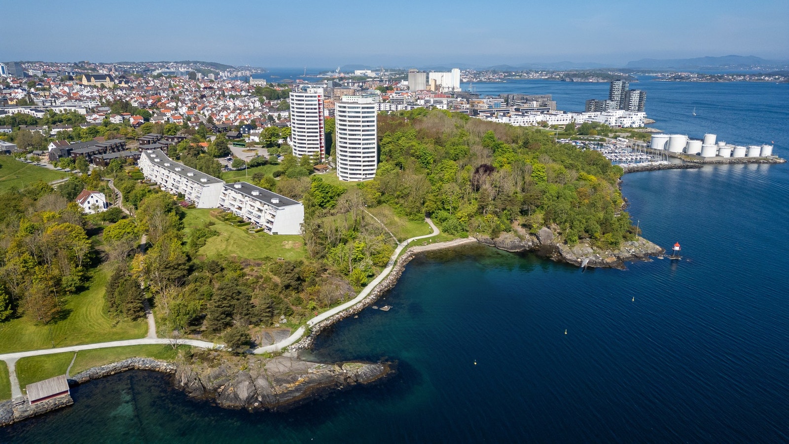 Beliggenheten er frodig, med flott natur som utgjør et godt sted å være for både store og små. Galleribilde