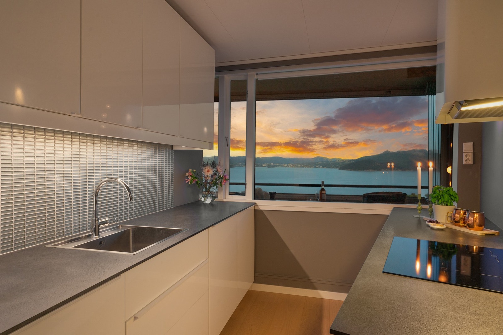 Fra kjøkkenet kan man nyte den flotte utsikten. Galleribilde